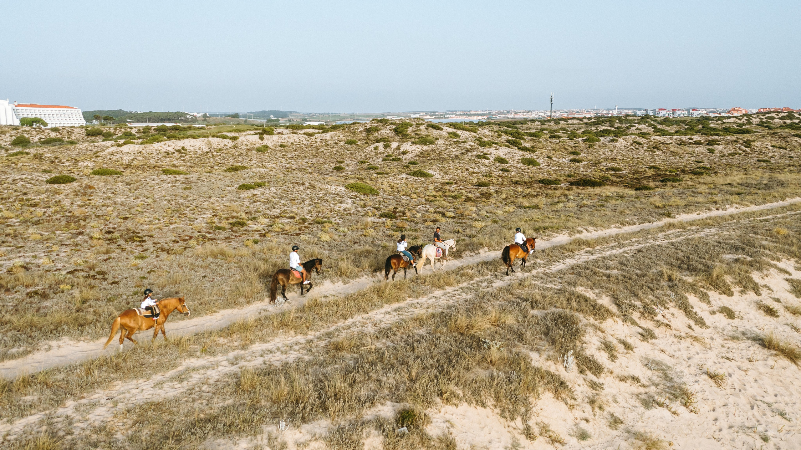 Marlene & Tiago com filhos. Passeios a Cavalo na Praia Peniche | Eco Salgados Agroturismo