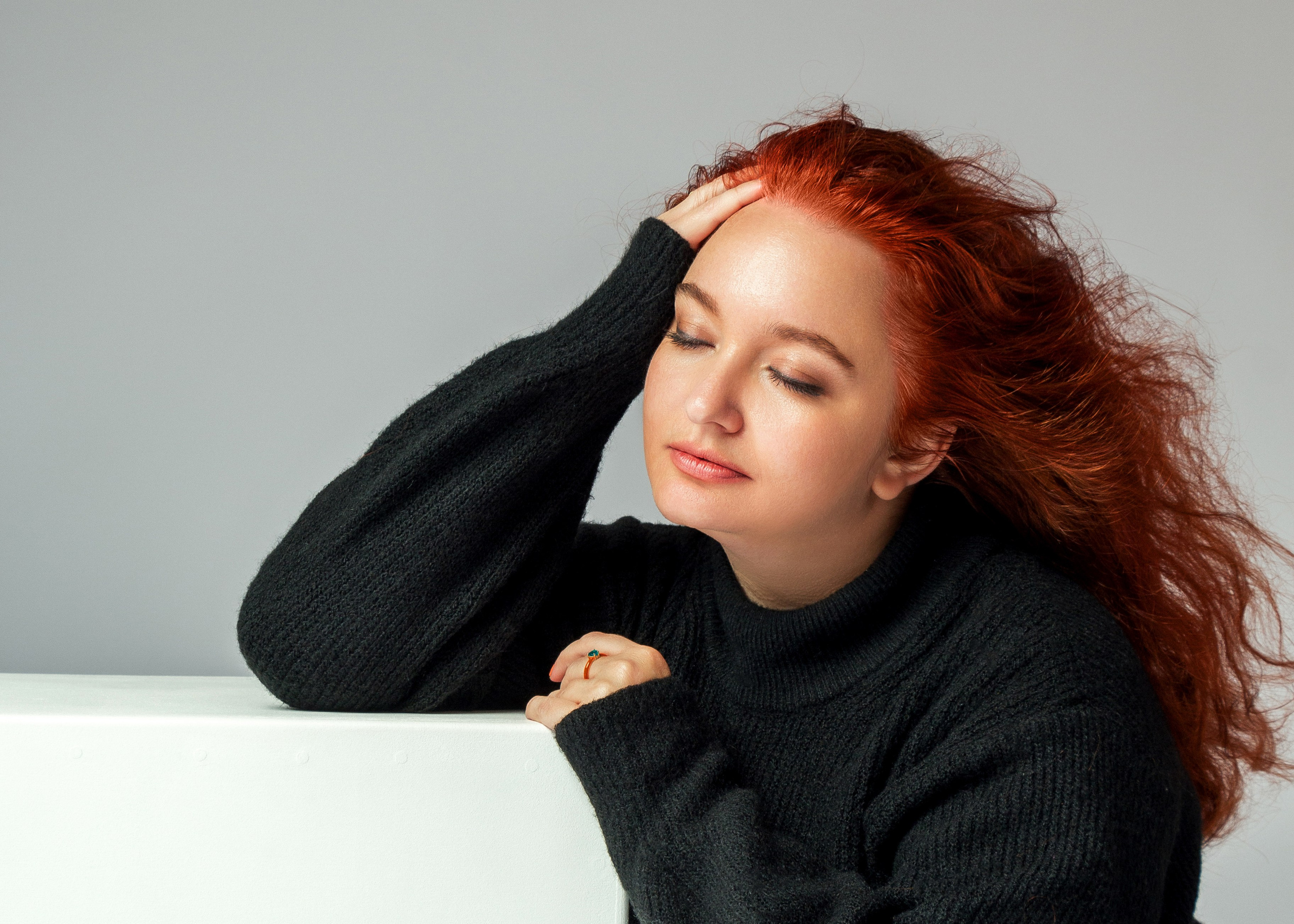 Nahaufnahme einer Frau mit roten Haaren und blauen Augen – intensiver Blick