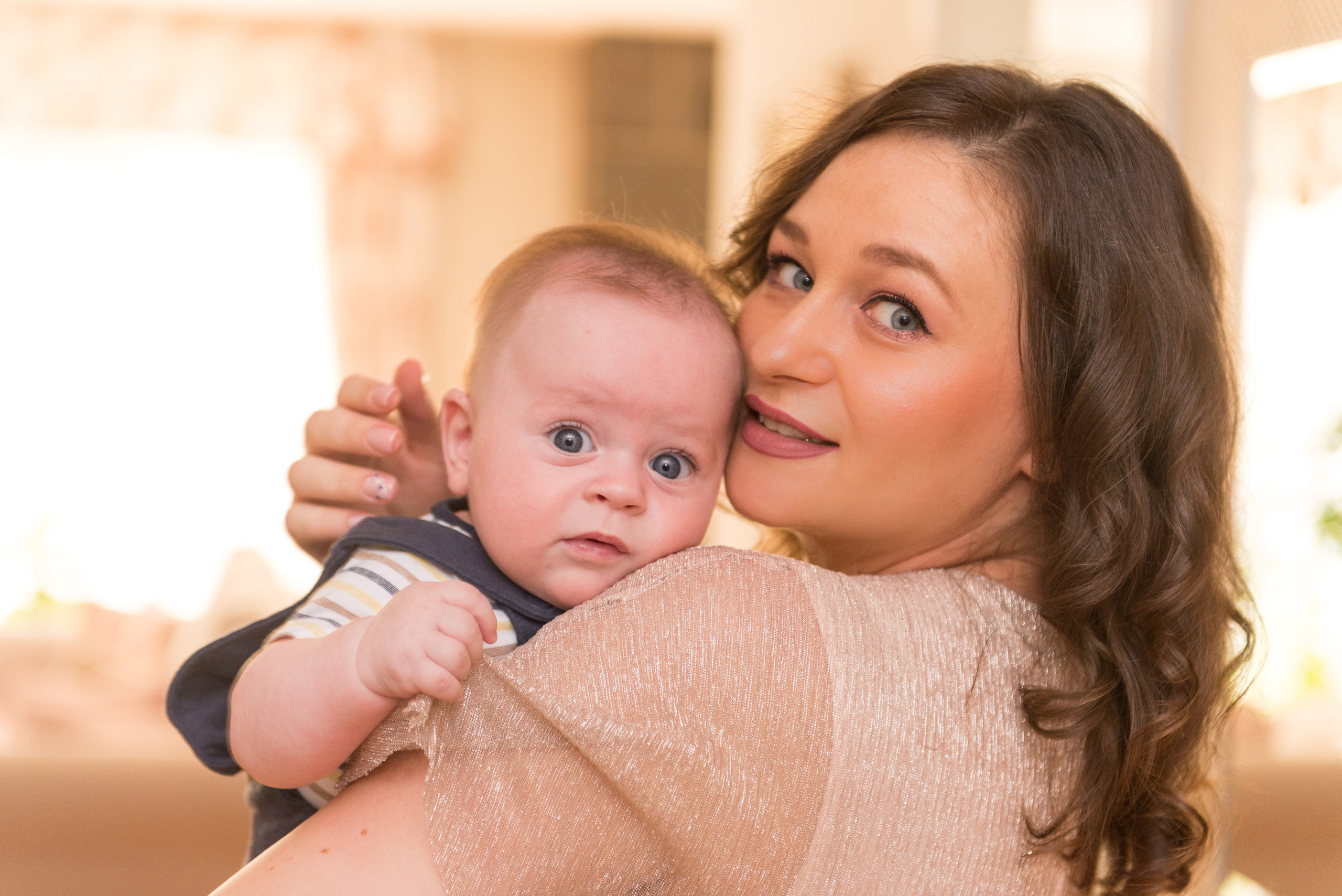 Fotograf botez, sedinta foto acasa, fotografii cu bebe, fotograf profesionist botez Bucuresti, sedinta foto de familie, sedinta foto cu bebe, fotografii la botez acasa, fotografii pregatiri bebe, botezul bebelusului, obiceiuri la botez, fotograf pentru botez, oferta foto botez, fotograf profesionist Bucuresti, botezul.