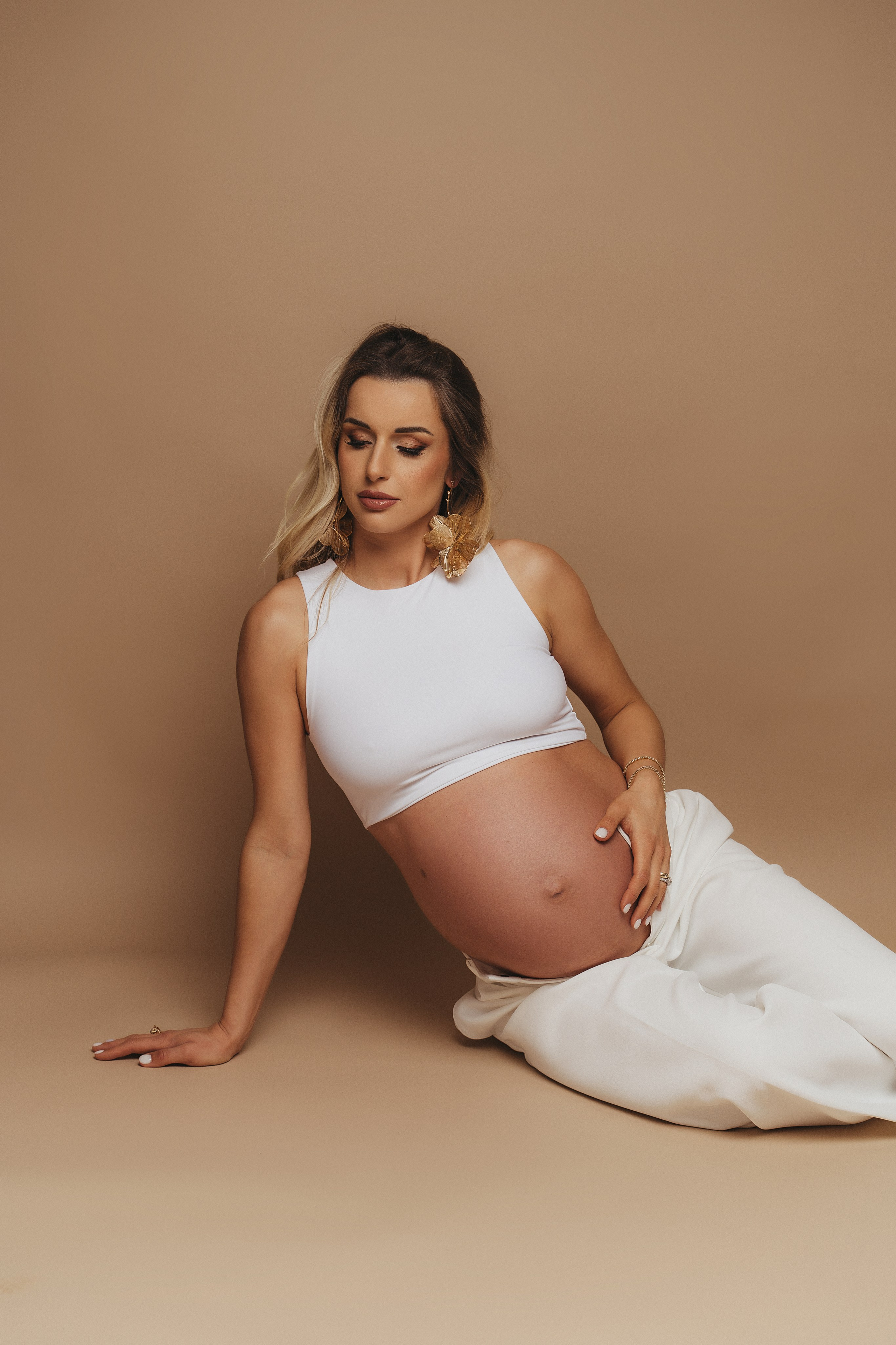 STUDIO: Greta. Maternity/Love story/Wedding photographer