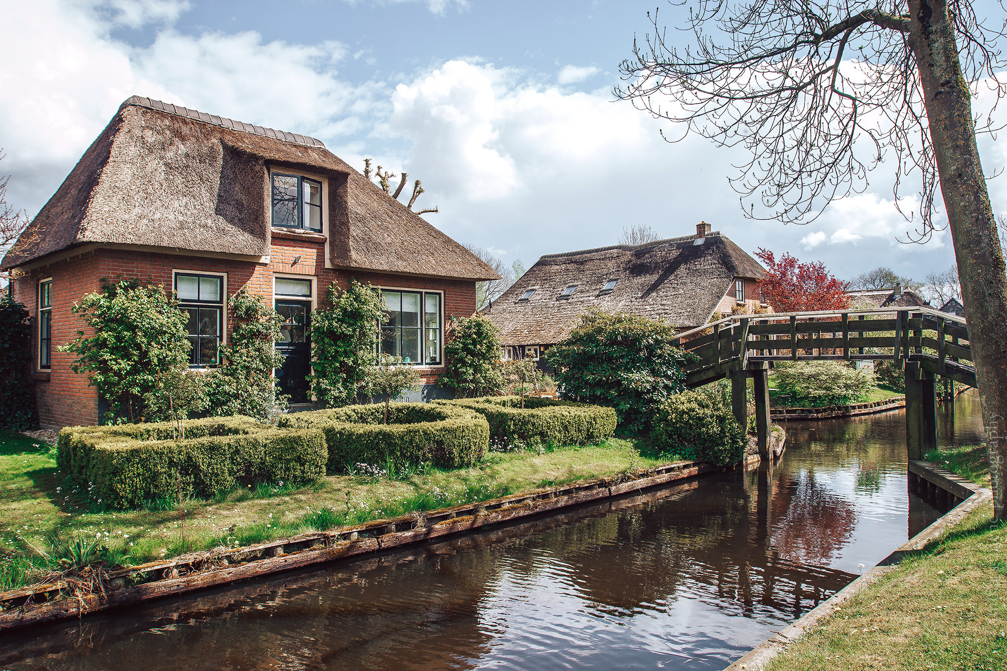 Giethoorn. The Nederlands. Amina Gunenc - bruiloft- en familie fotograaf in Nederland