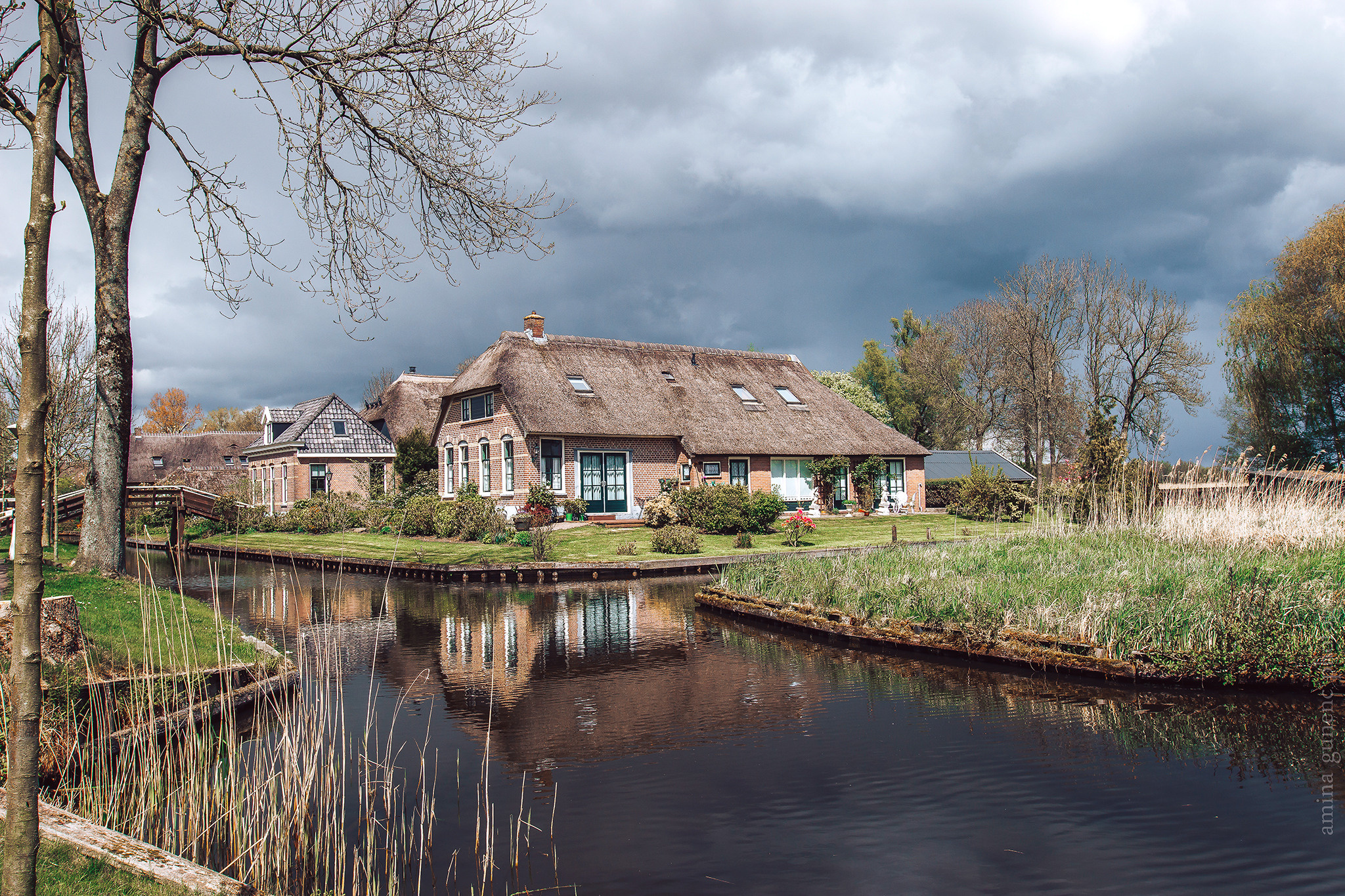 Giethoorn. The Nederlands. Amina Gunenc - bruiloft- en familie fotograaf in Nederland