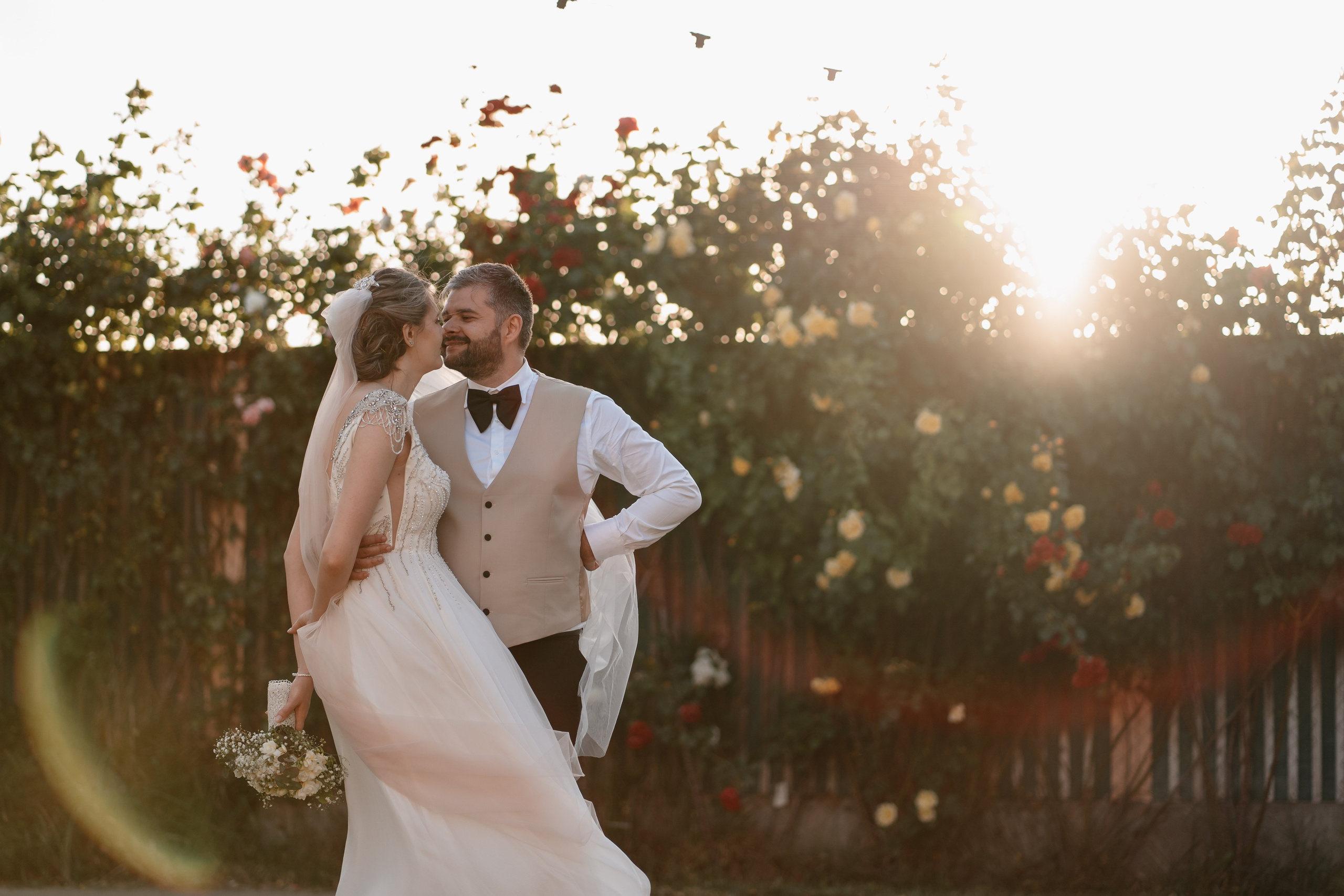 Moment emoționant între miri în ziua nunții, surprins într-un cadru natural și romantic, la Grădina Lahovari. Fotografie de nuntă profesională, editată artistic pentru a evidenția emoția și eleganța evenimentului.