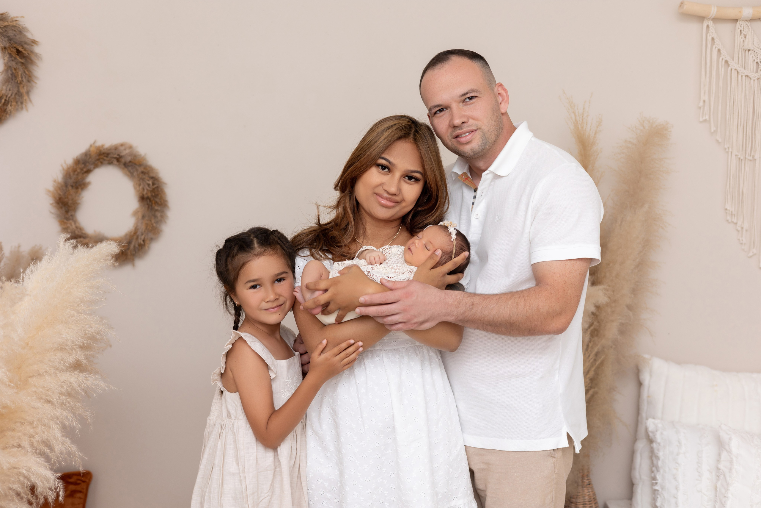 So klein, so geliebt – das Neugeborene inmitten der Familie.