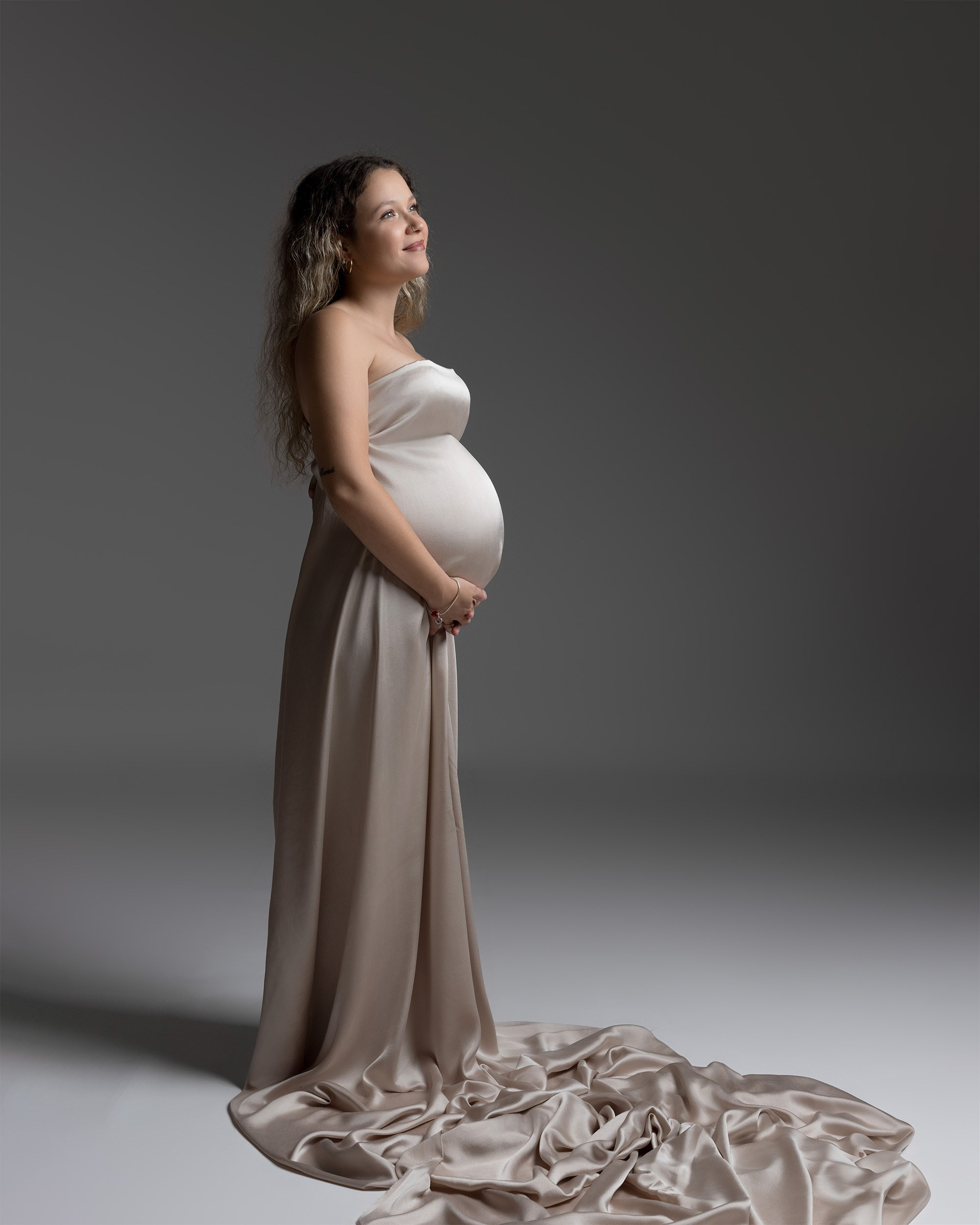 Embarazo y Maternidad sesiones de fotografía en estudio
