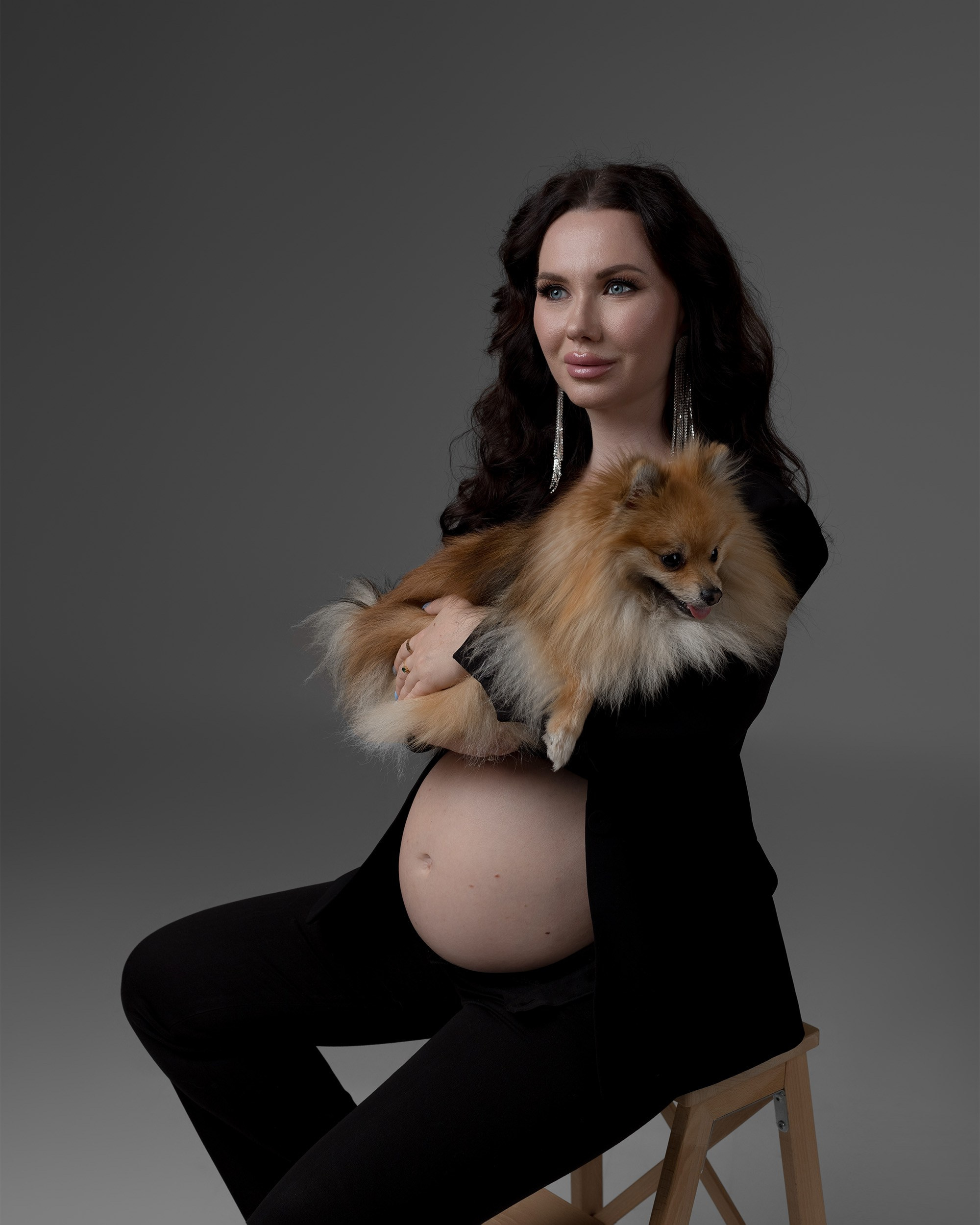 Embarazo y Maternidad sesiones de fotografía  con mascotas , sesiones de Embarazo en estudio 