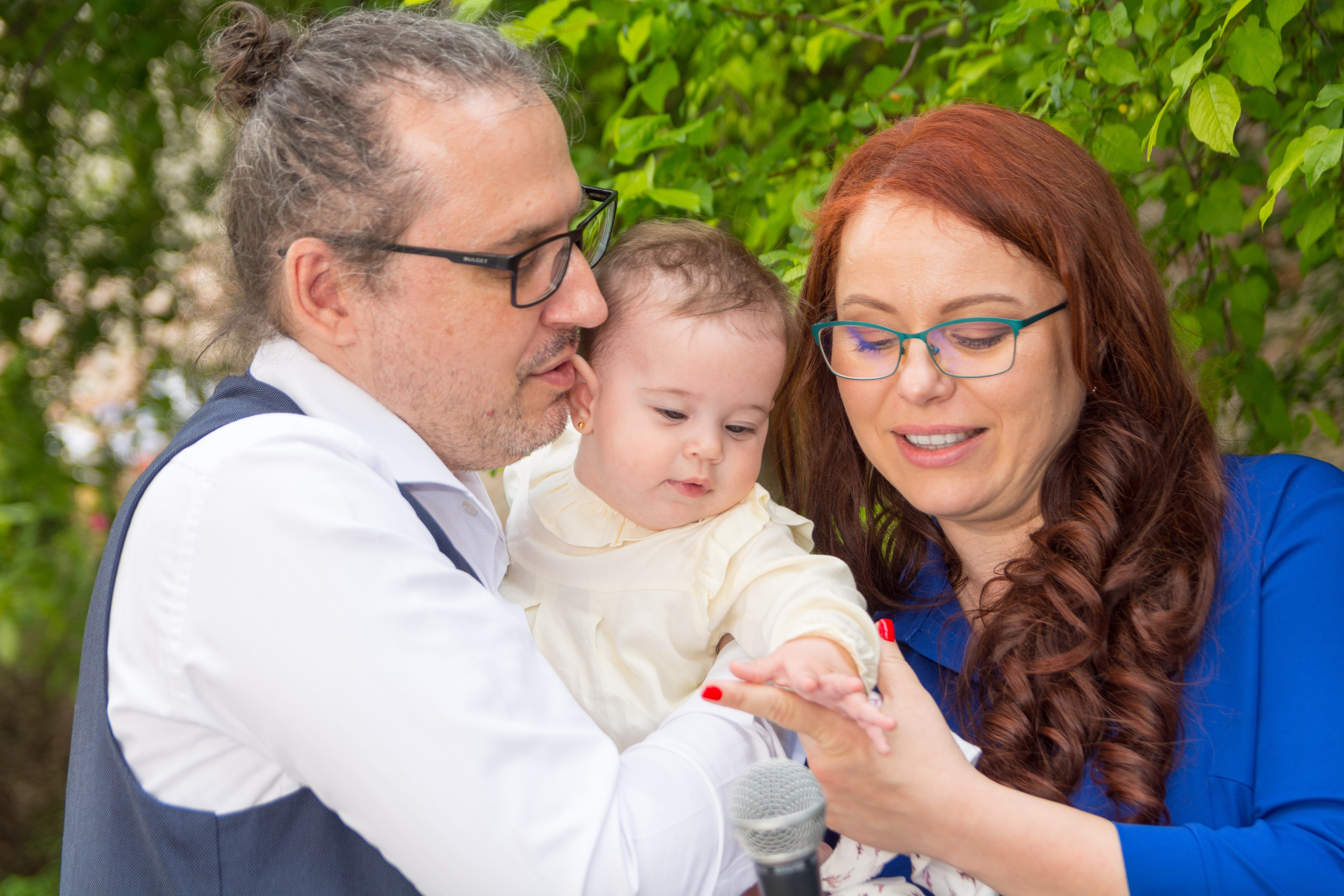 Fotograf botez, sedinta foto acasa, fotografii cu bebe, fotograf profesionist botez Bucuresti, sedinta foto de familie, sedinta foto cu bebe, fotografii la botez acasa, fotografii pregatiri bebe, botezul bebelusului, obiceiuri la botez, fotograf pentru botez, oferta foto botez, fotograf profesionist Bucuresti, botezul.