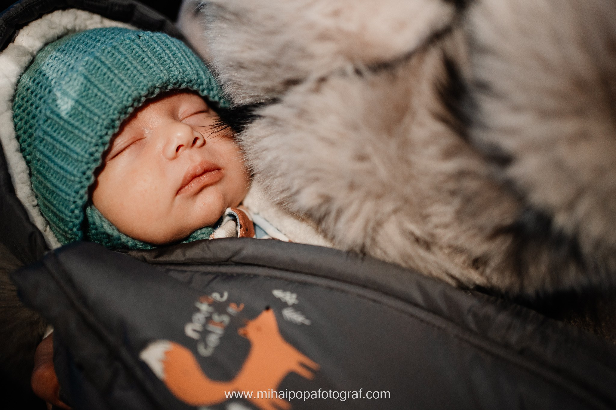 Instantaneu plin de tandrețe dintre părinți și bebeluș în ziua botezului, realizat în ilfov. Fotografie profesională de botez, capturând emoțiile autentice ale familiei într-un decor luminos și cald