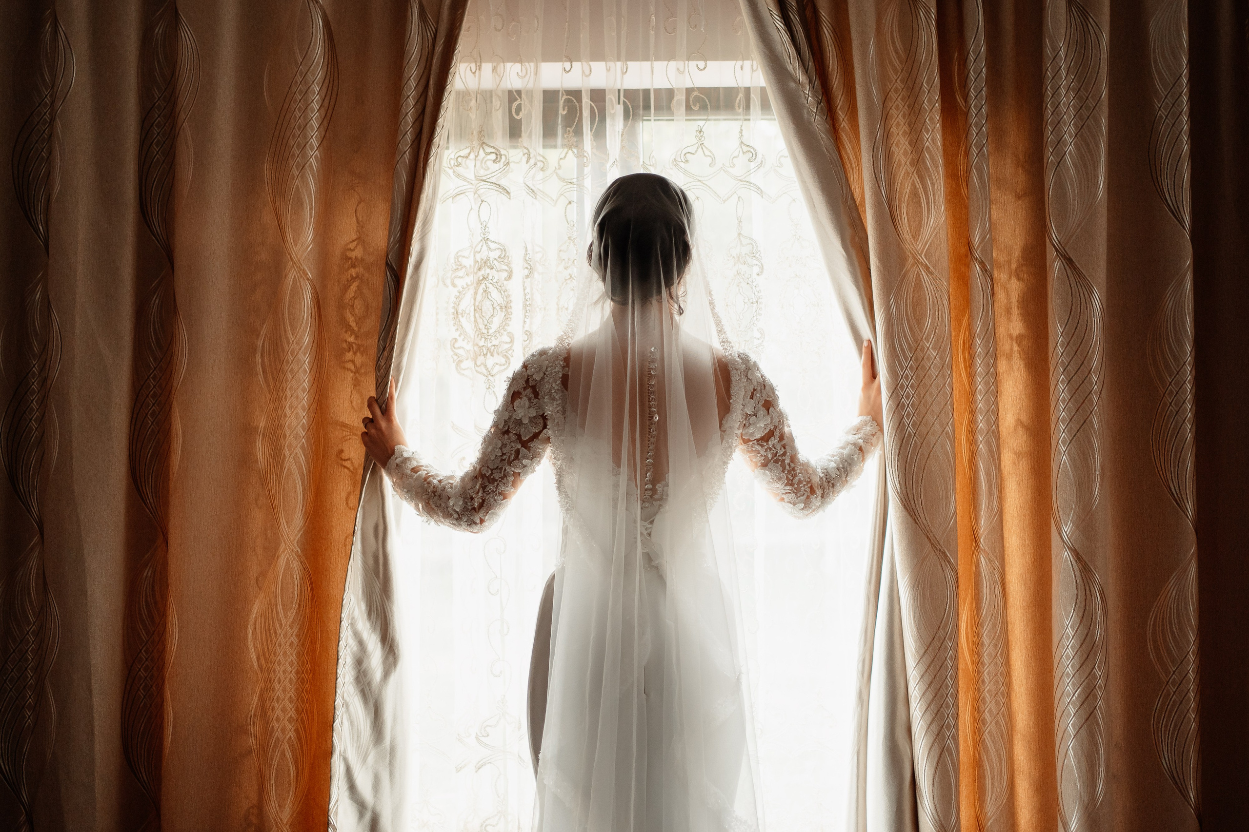 Moment emoționant între miri în ziua nunții, surprins într-un cadru natural și romantic, la Reina Events. Fotografie de nuntă profesională, editată artistic pentru a evidenția emoția și eleganța evenimentului.