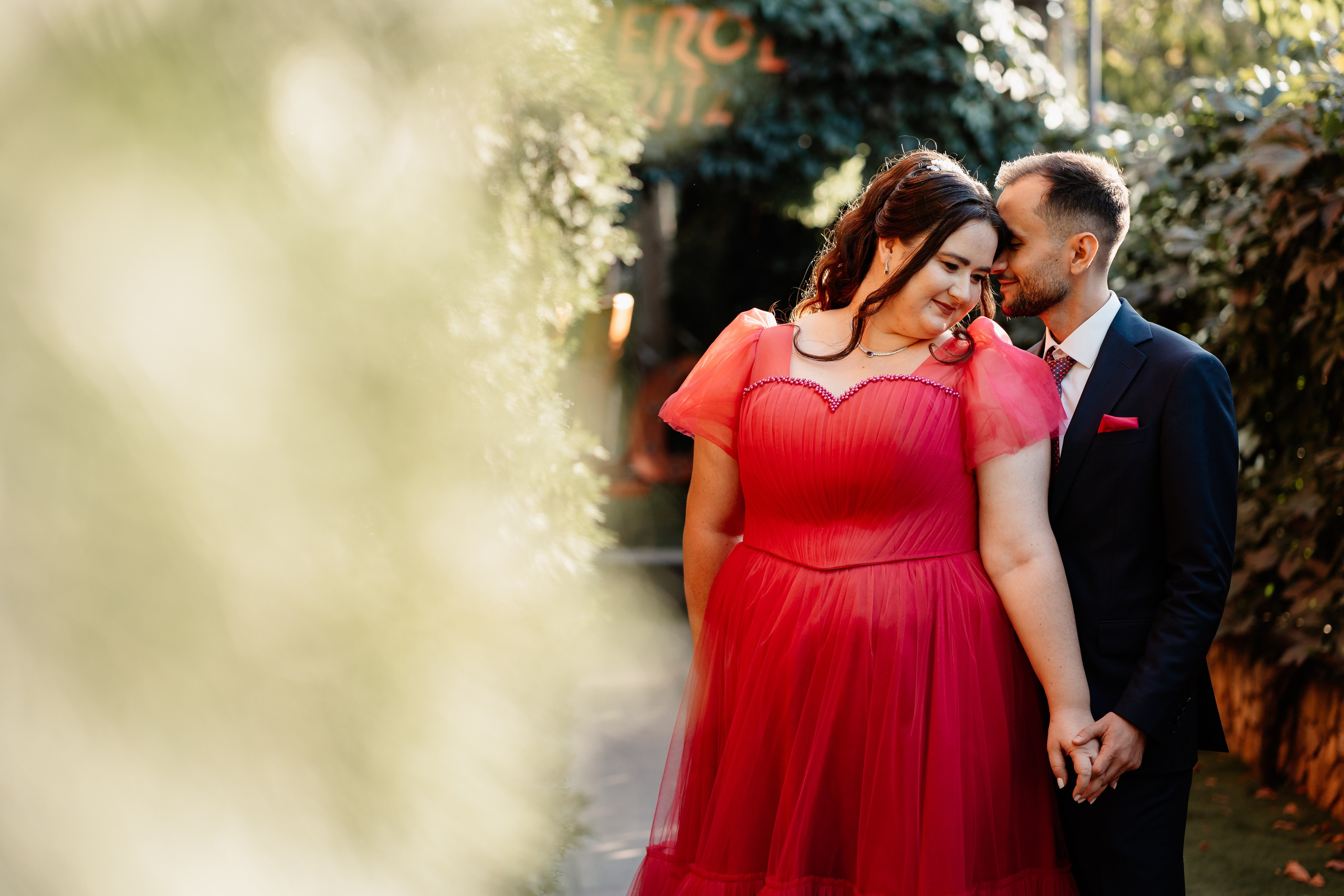 Miri fericiți în fața oficiului stării civile din Ploiesti, celebrând începutul unei noi vieți împreună. Fotografie de cununie civilă, capturând naturalețea și bucuria momentului special.