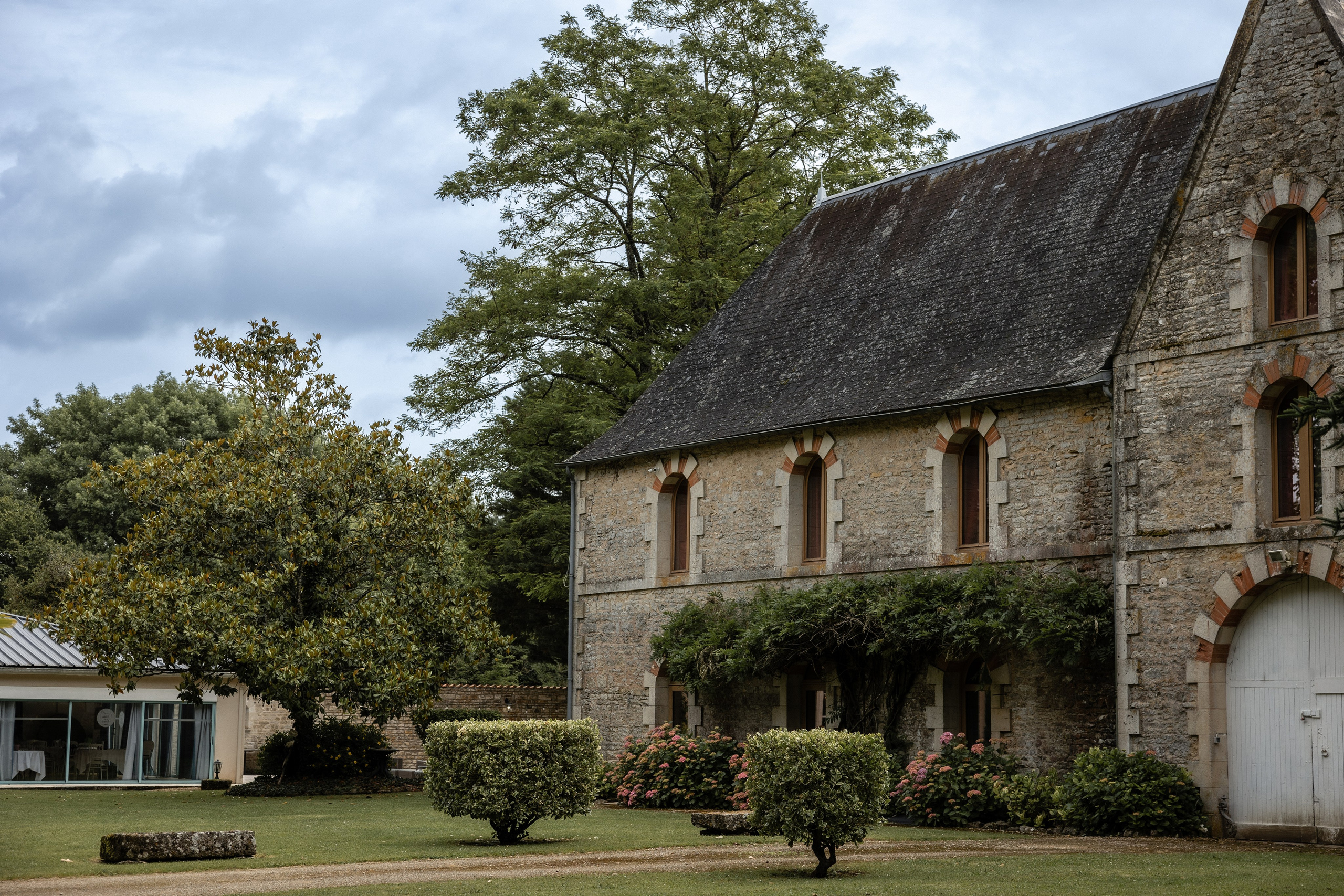 Olivia & Robbie. Wedding in South West of France at Chateau de la Borderie. Benest. Eugenie Smirnova — wedding, corporate and lifestyle photographer in Toulouse and Southwest France