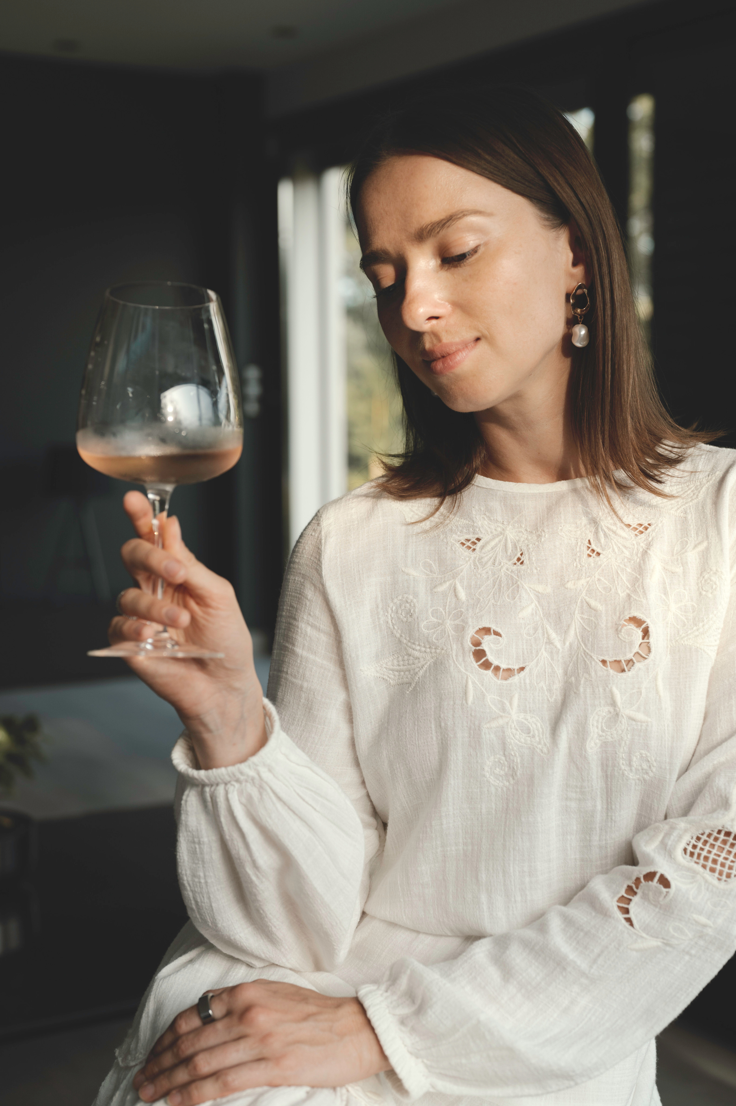 Девушка с бокалом вина