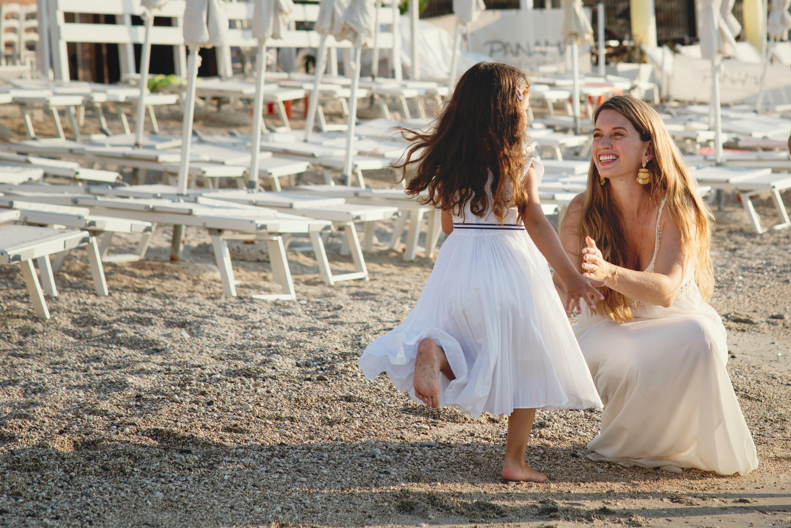 Мама с дочкой на берегу моря