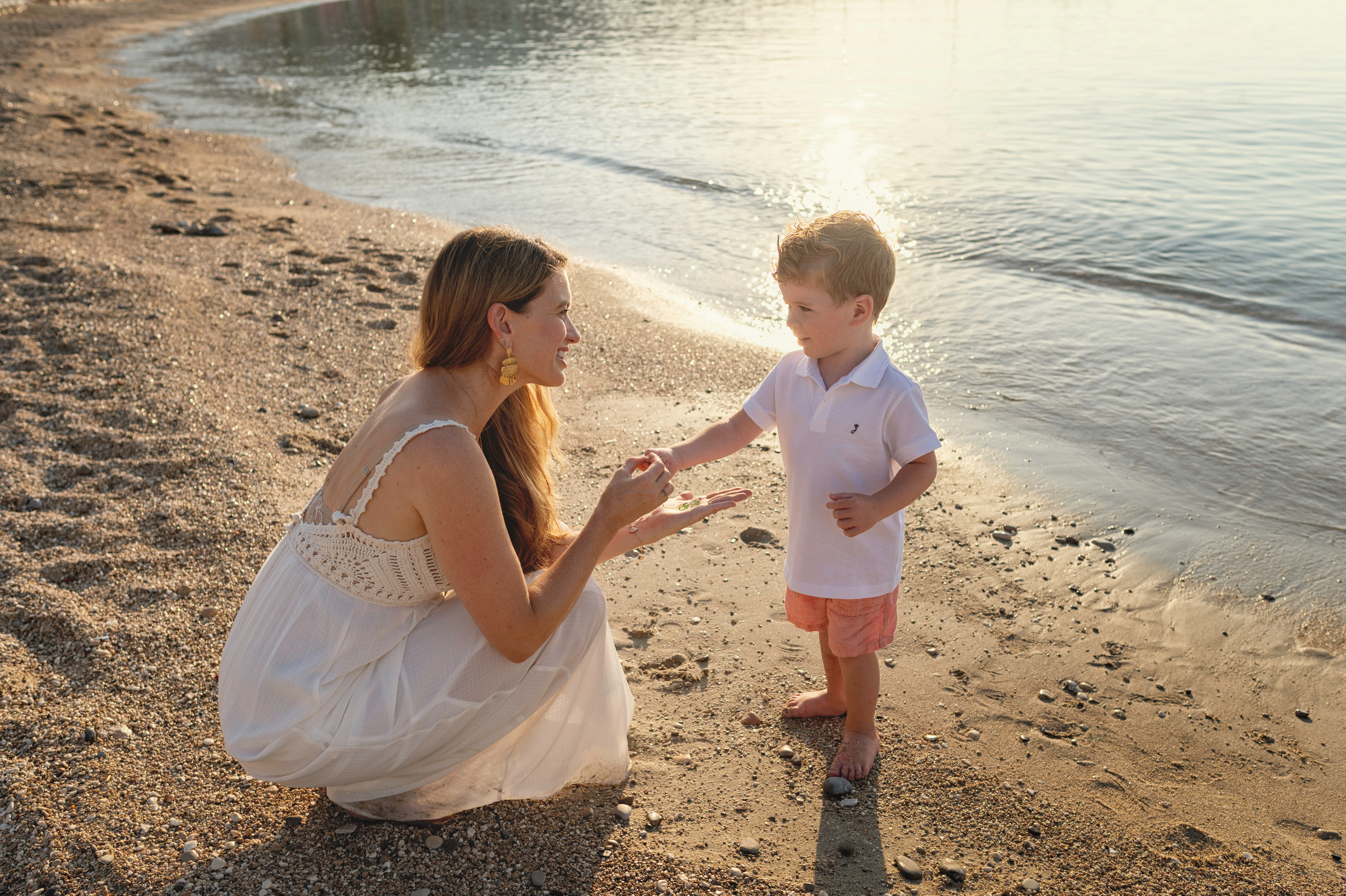 Мама с сыном на берегу моря