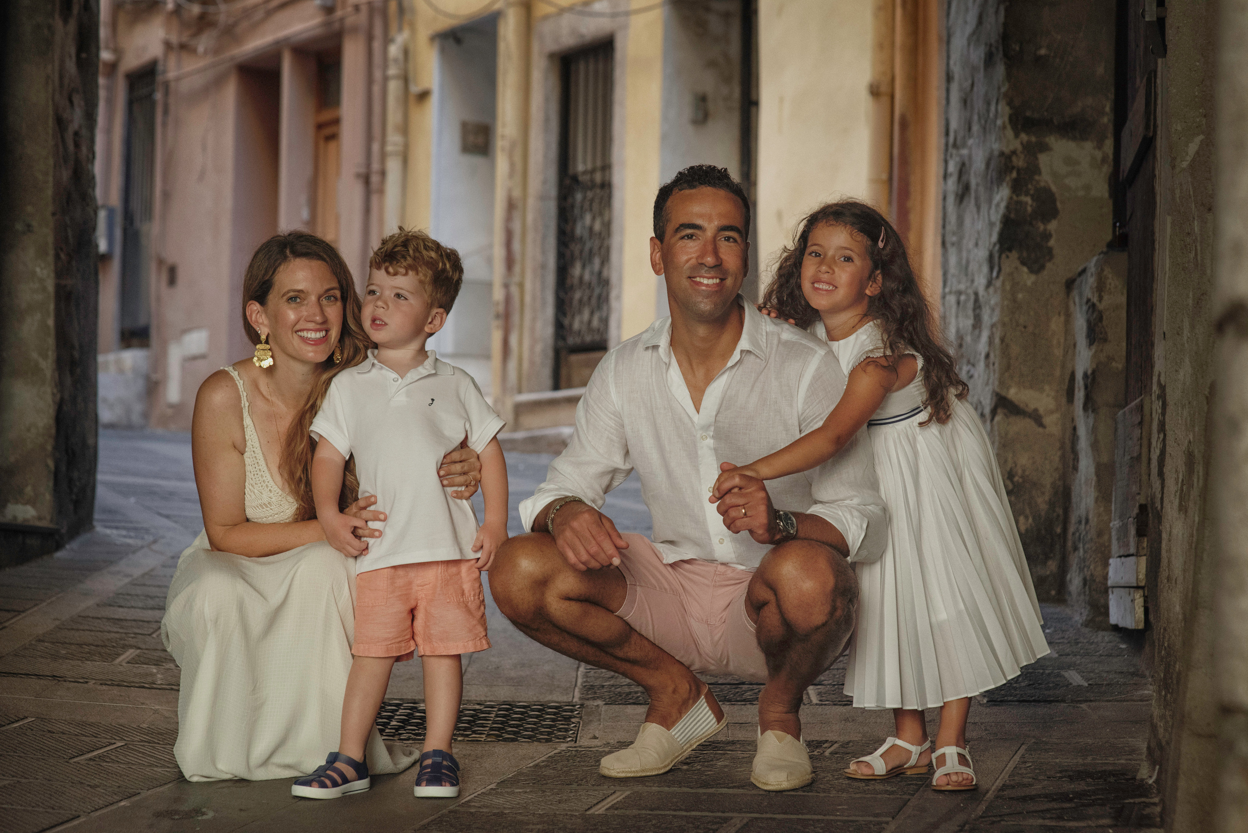 Семья в старом городе