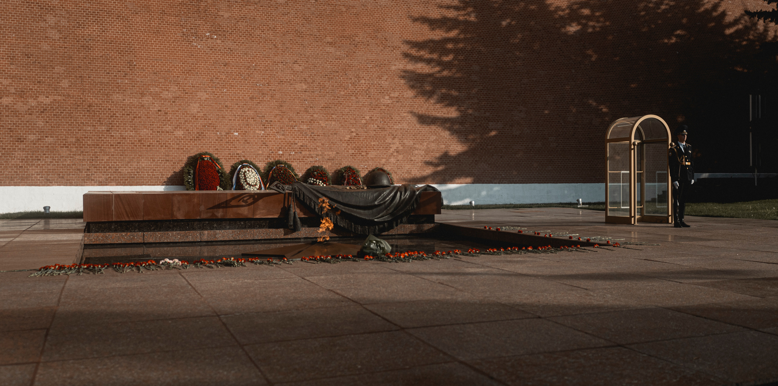 Вечный огонь и могила неизвестного солдата в Москве