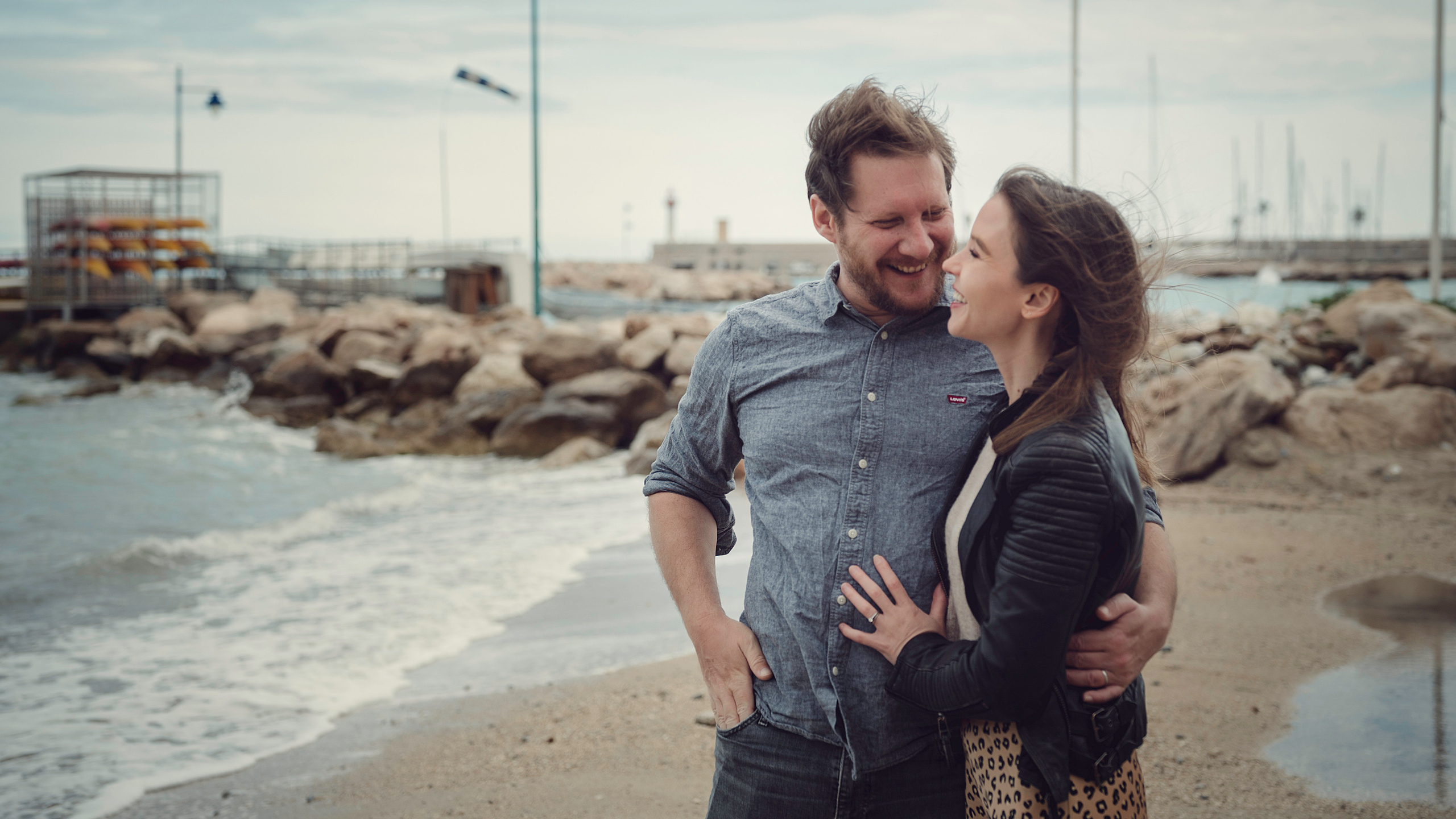 Двое на берегу