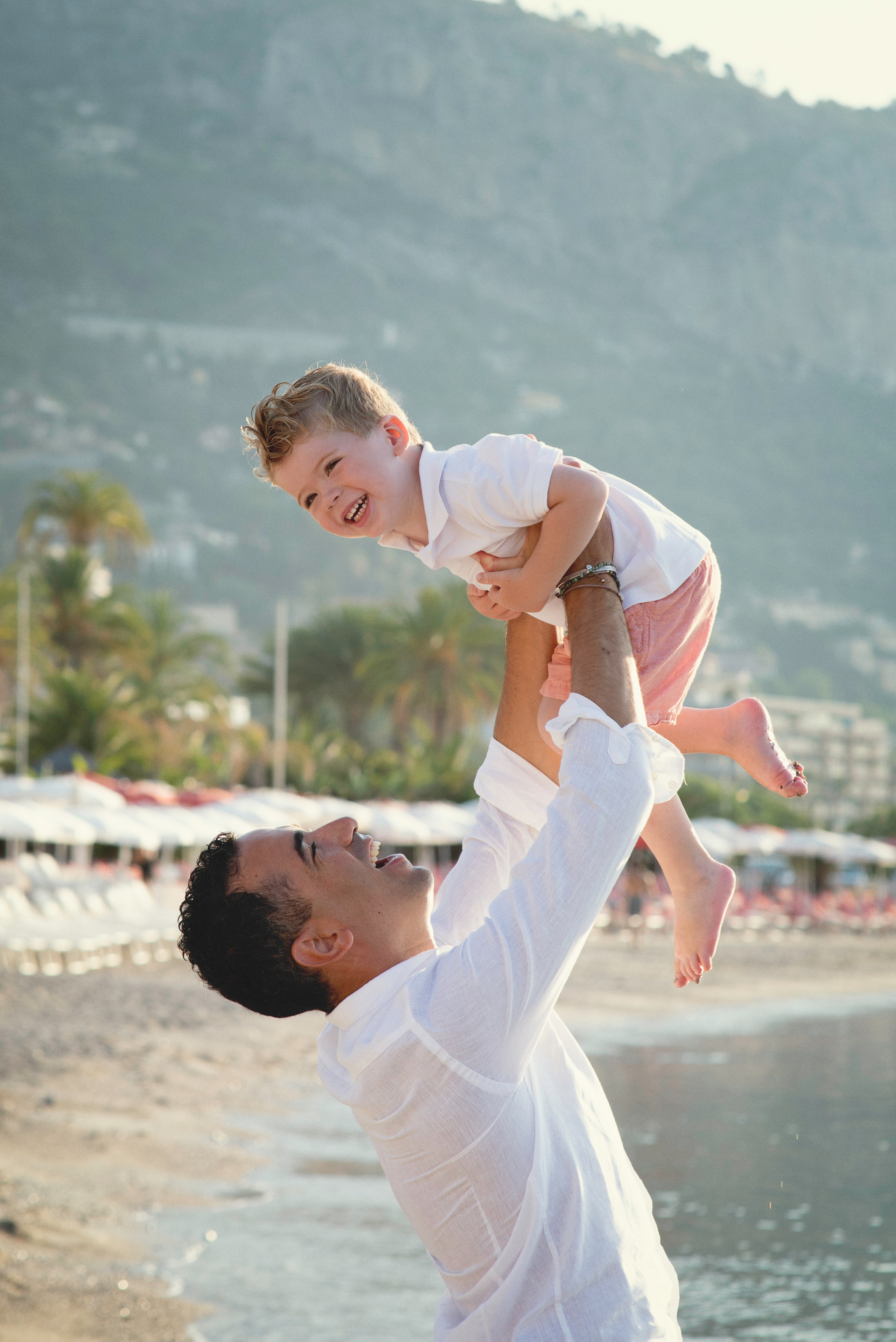 Папа с сыном на берегу моря