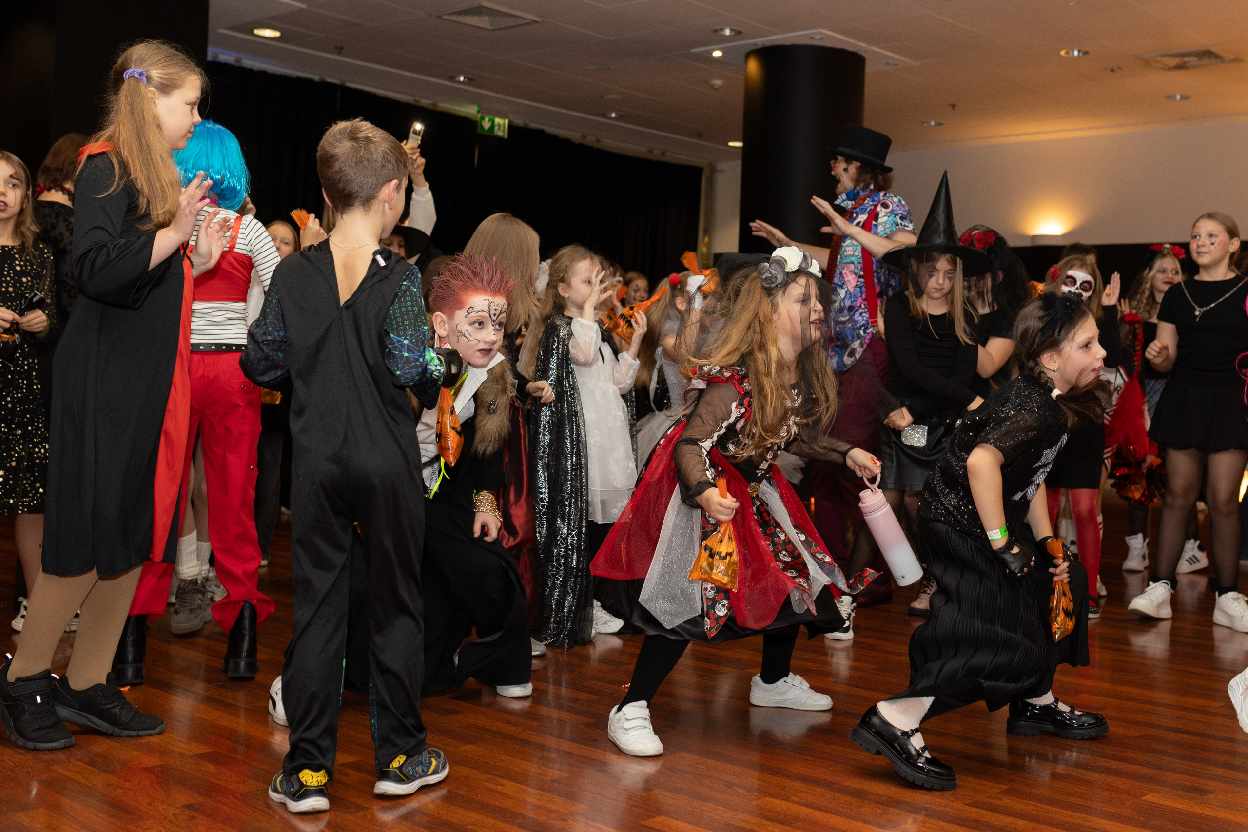 Leo dance studio Helloween 2025. Семейный и детский фотограф в Варшаве Мила Бобровская