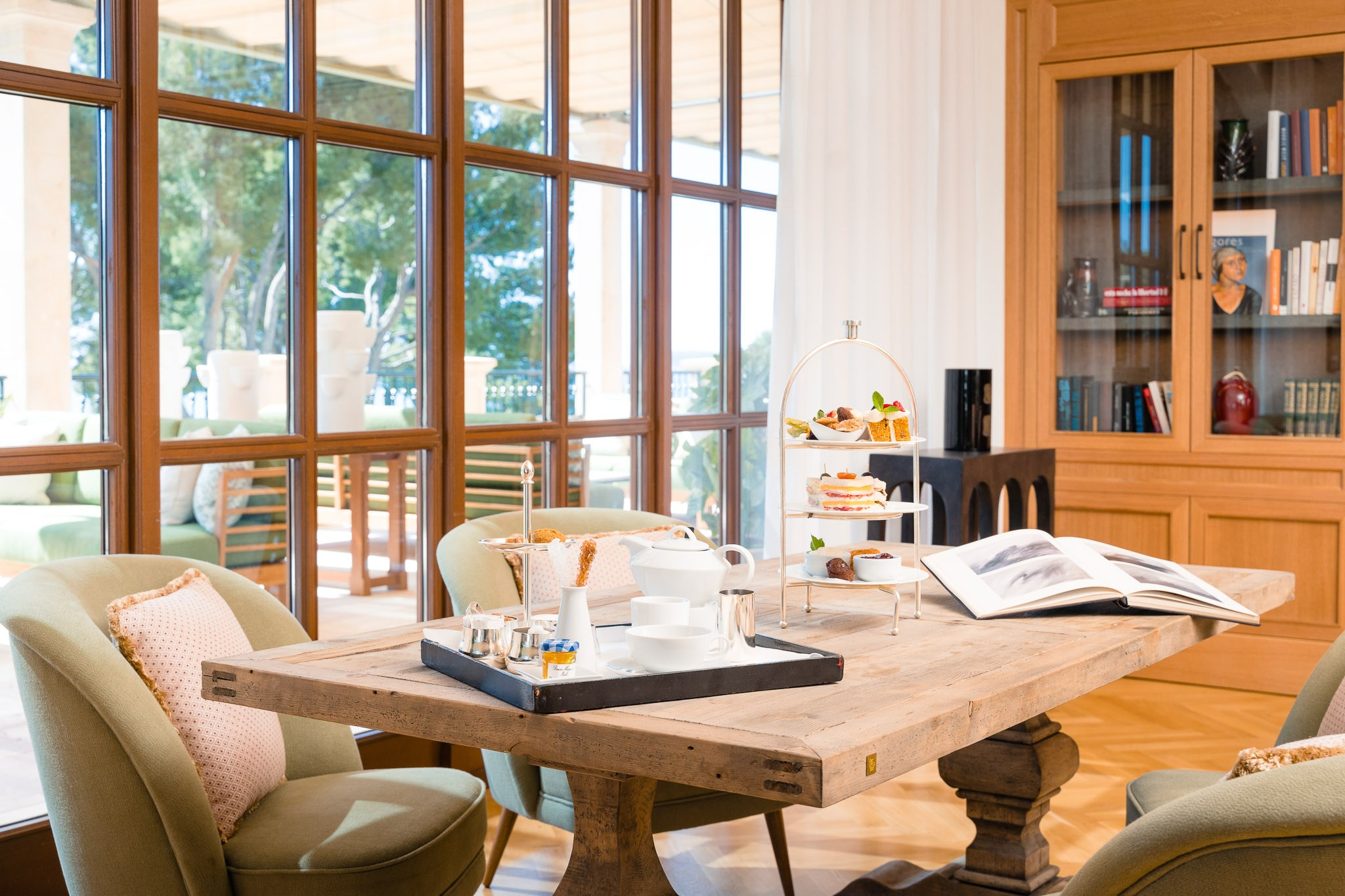 Fotografía comercial en el bar del St. Regis Mardavall. Mallorca Wedding, Corporate & Social Photographer