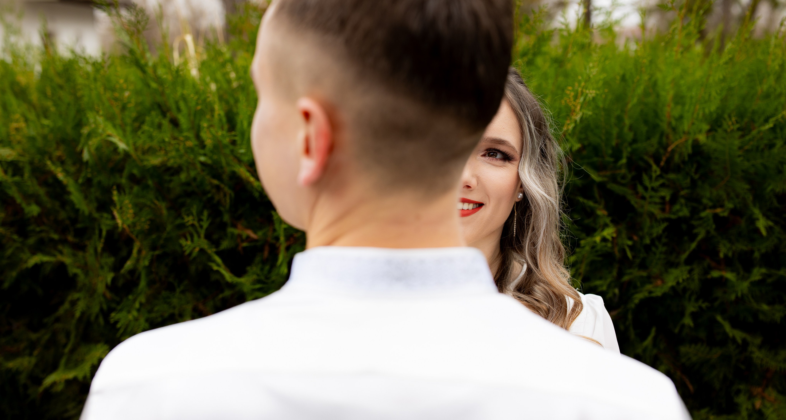 Portret al mirelui surprins din spate – detaliu natural in ziua nuntii