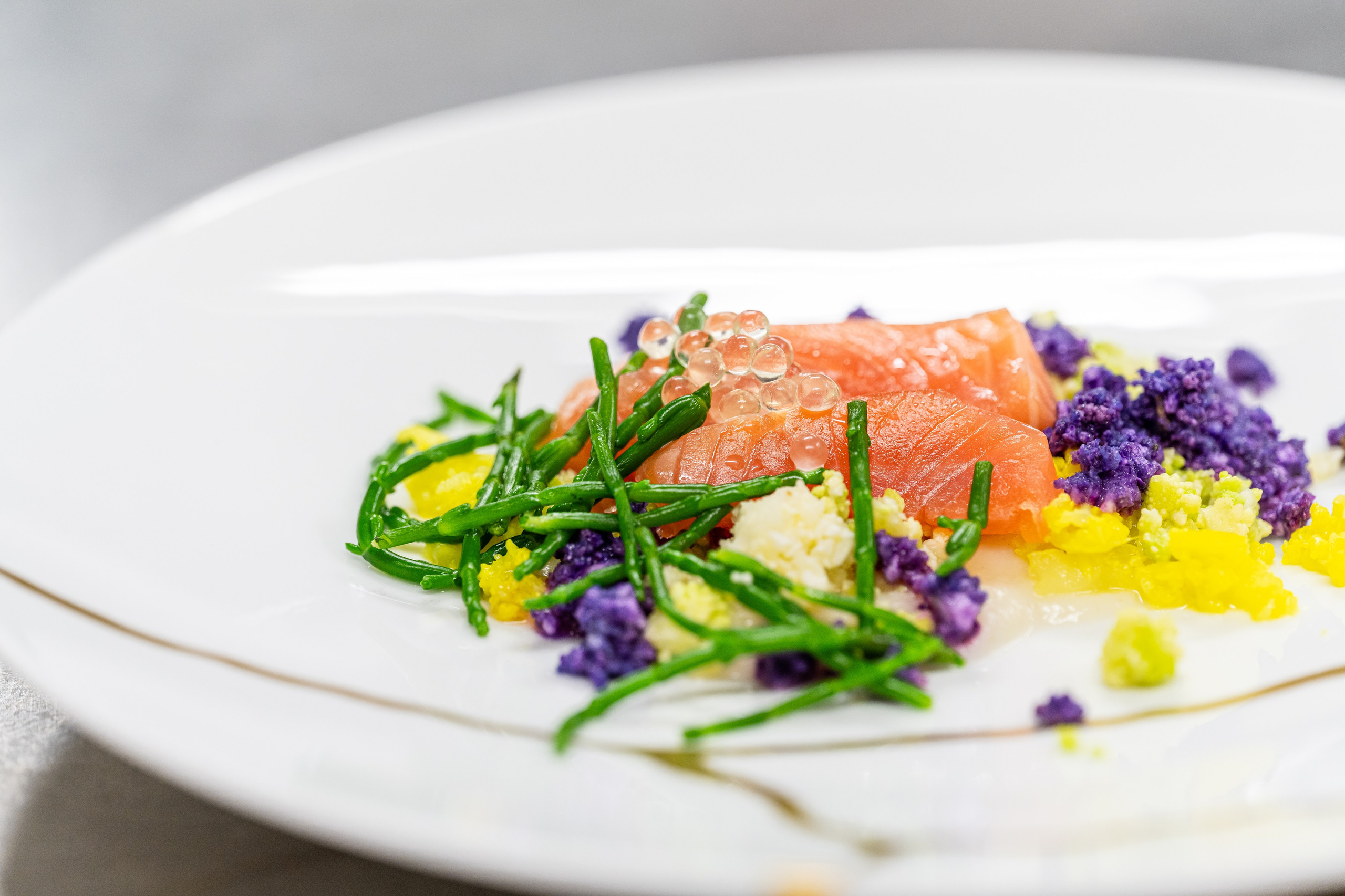 Plating fine dining cu detalii rafinate, ideal pentru promovarea restaurantelor gourmet din Belgia