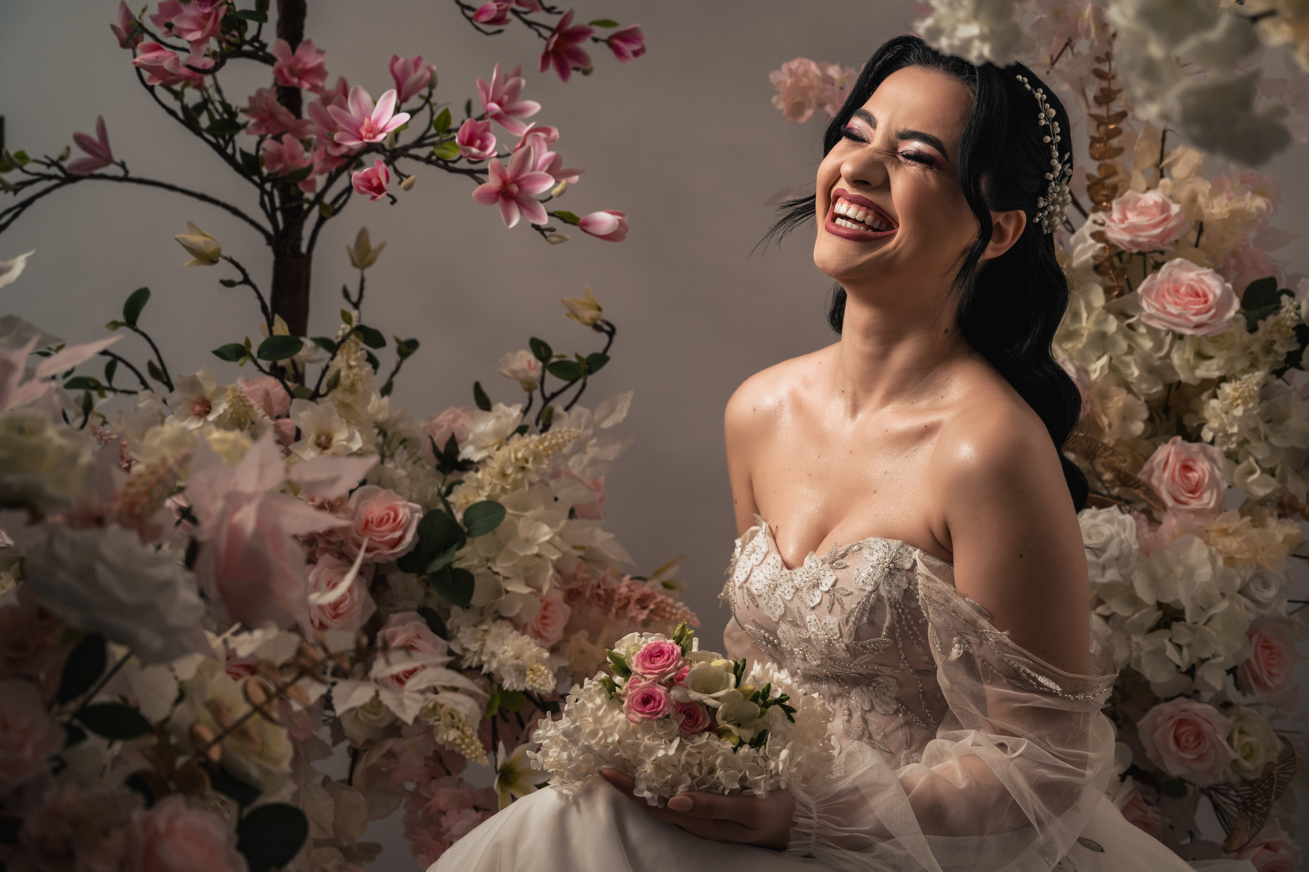 portret fine art al miresei cu flori – fotograf nuntă România