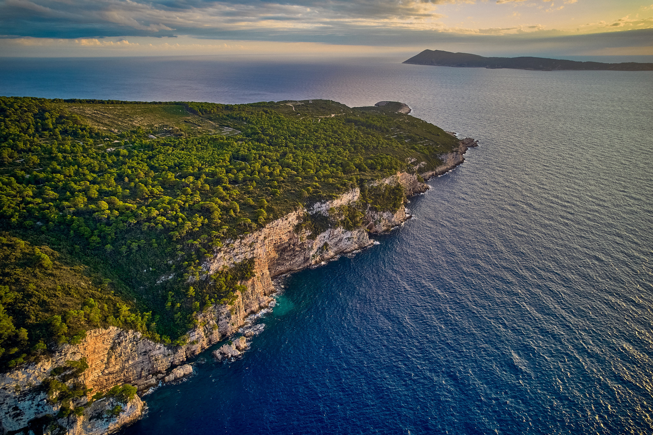 Andriej Szypiłow - fotografia i wideografia - Widok z lotu ptaka na zachód słońca w Komiży - na zachodnim brzegu pięknej i malowniczej wyspy Vis