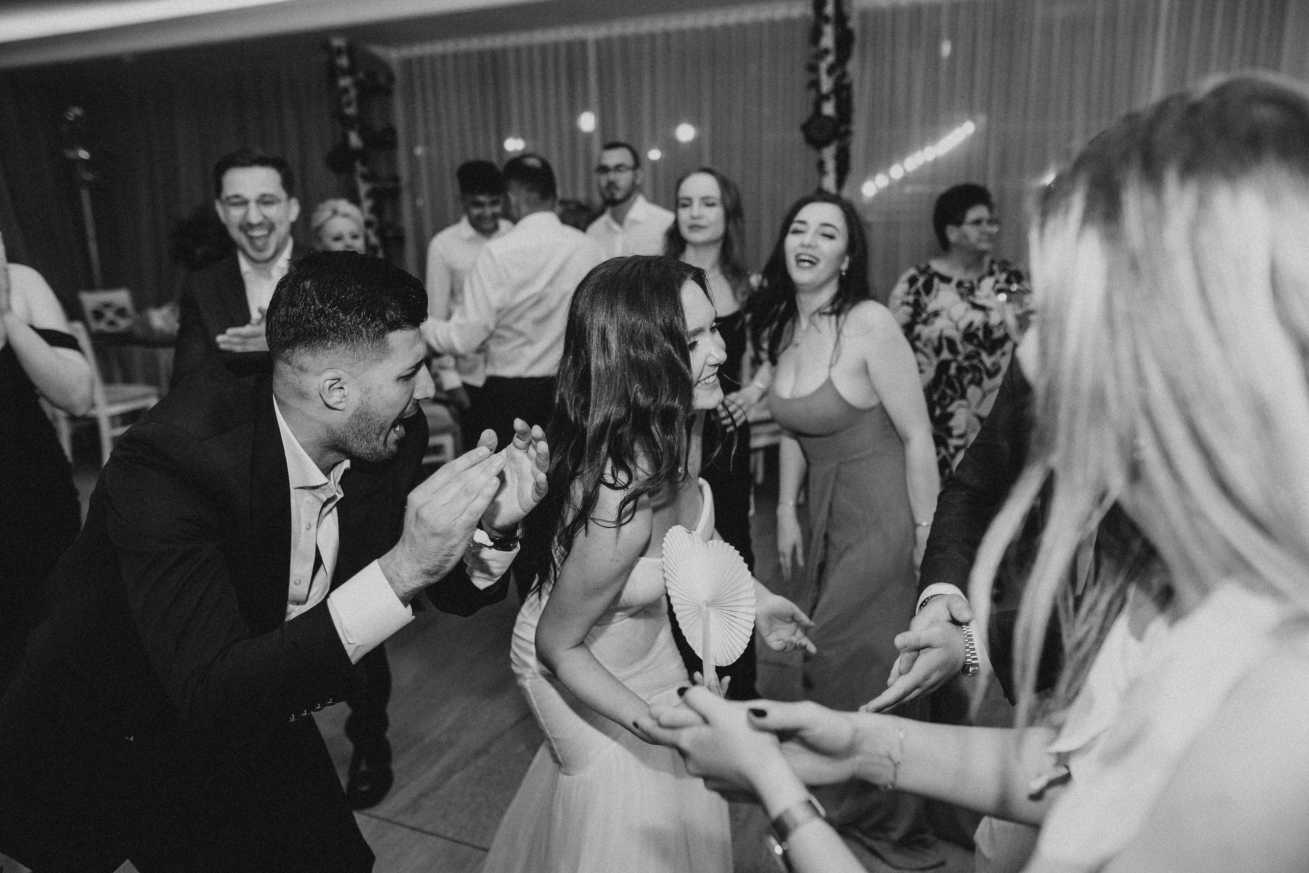 Cununie civila in aer liber , artificii de zi colorate , decor nunta , nunta la Hotel Traian. Proud Vision Weddings | Wedding Photography & Film — Servicii profesionale Foto Video Nunta Iasi