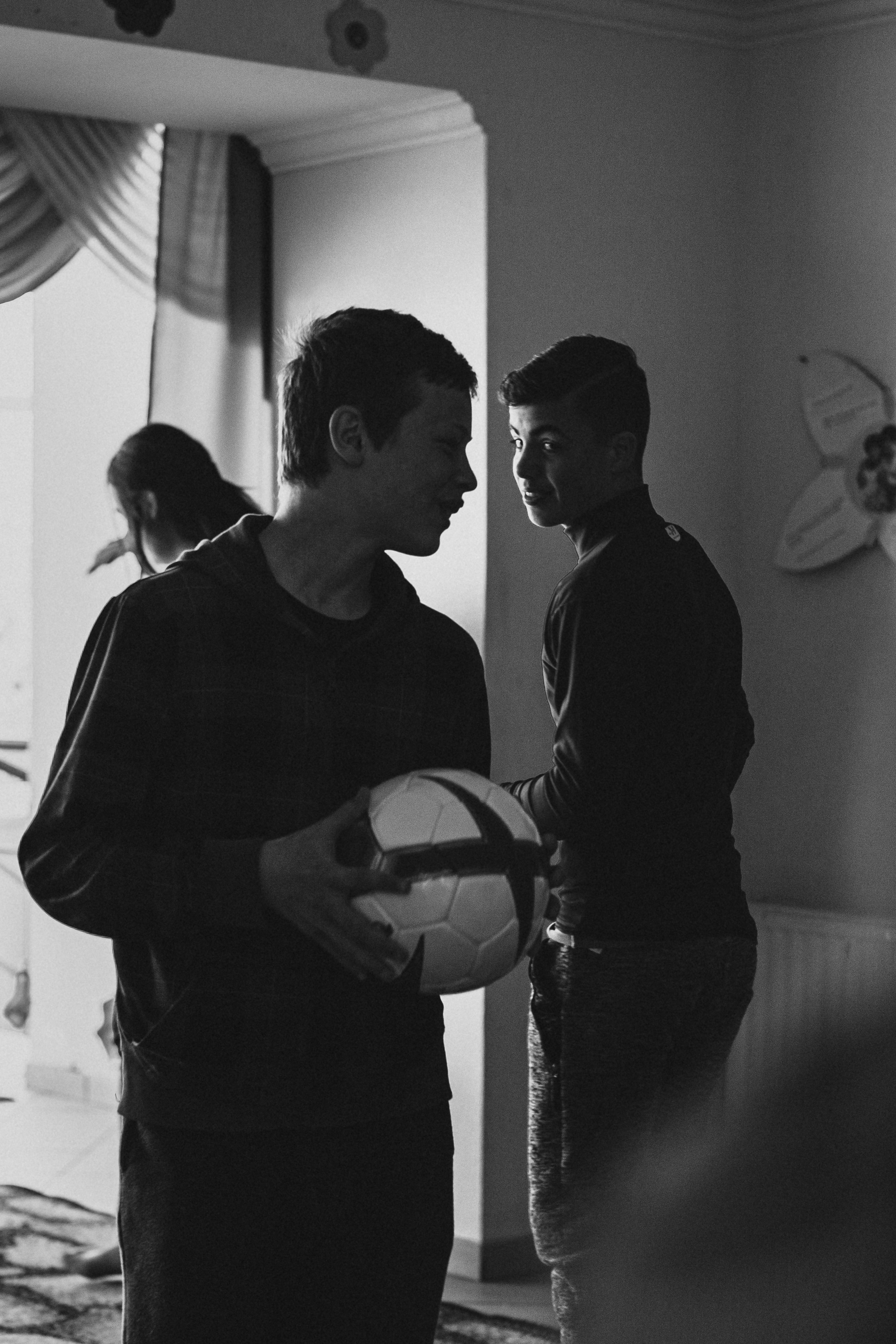 портрет чёрно-белый  социальная фотография мальчики с мячом  Детский дом