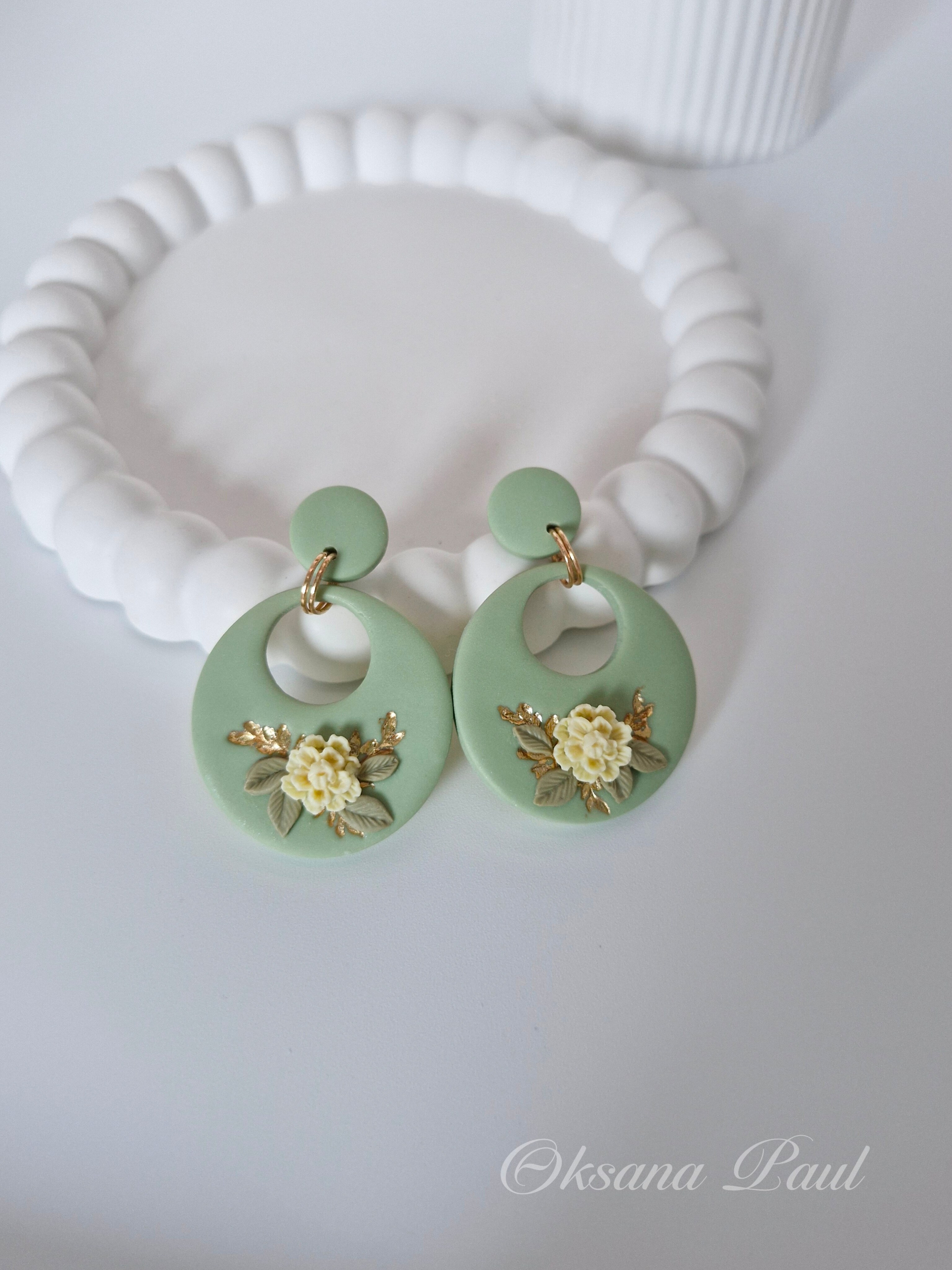 Украшения ручной лепки из полимерной глины с покрытием смолой: серьги, миниатюрные броши и арт-объекты с глянцевым блеском. Уникальные украшения Oksana Paul создаются вручную, с эффектом стеклянной поверхности, объёмными деталями и художественной подачей. Полимерная глина, смола, 3D-лепка, украшения из полимерной глины, серьги ручной работы, аксессуары ручной работы. Handgemachter Schmuck aus Polymer Clay mit Harzüberzug: Ohrringe, Miniaturbroschen und glänzende Kunstobjekte mit 3D-Effekt. Einzigartiger Schmuck von Oksana Paul – handgefertigt, mit gläserner Oberfläche, feinen Details und künstlerischem Ausdruck. Polymer Clay Schmuck, Harz Finish, handgemachte Ohrringe, Schmuckdesign, Kunstschmuck.