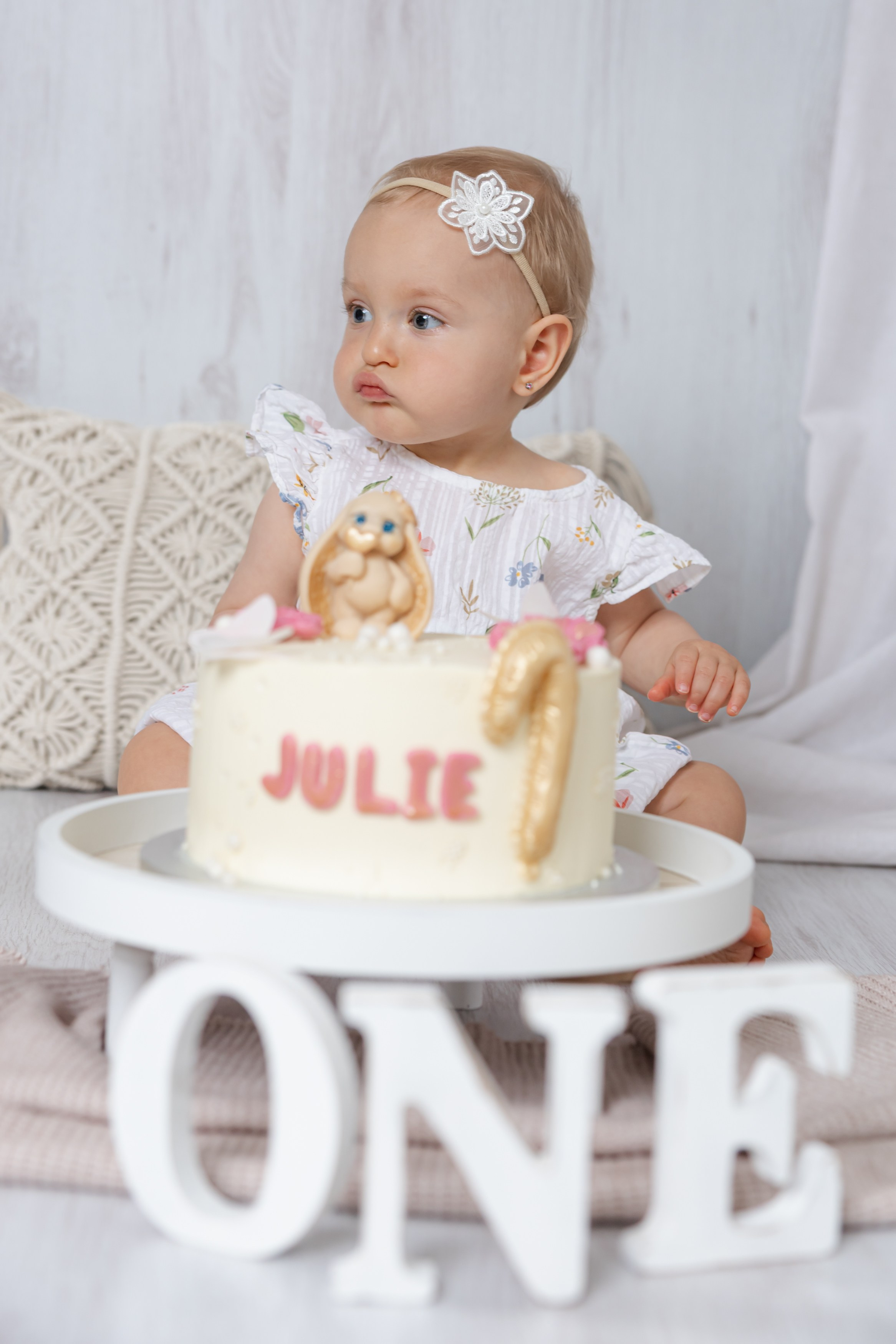 Fotky k 1. narozeninám? Smash Cake focení v Písku – hravá atmosféra a krásné rodinné snímky.