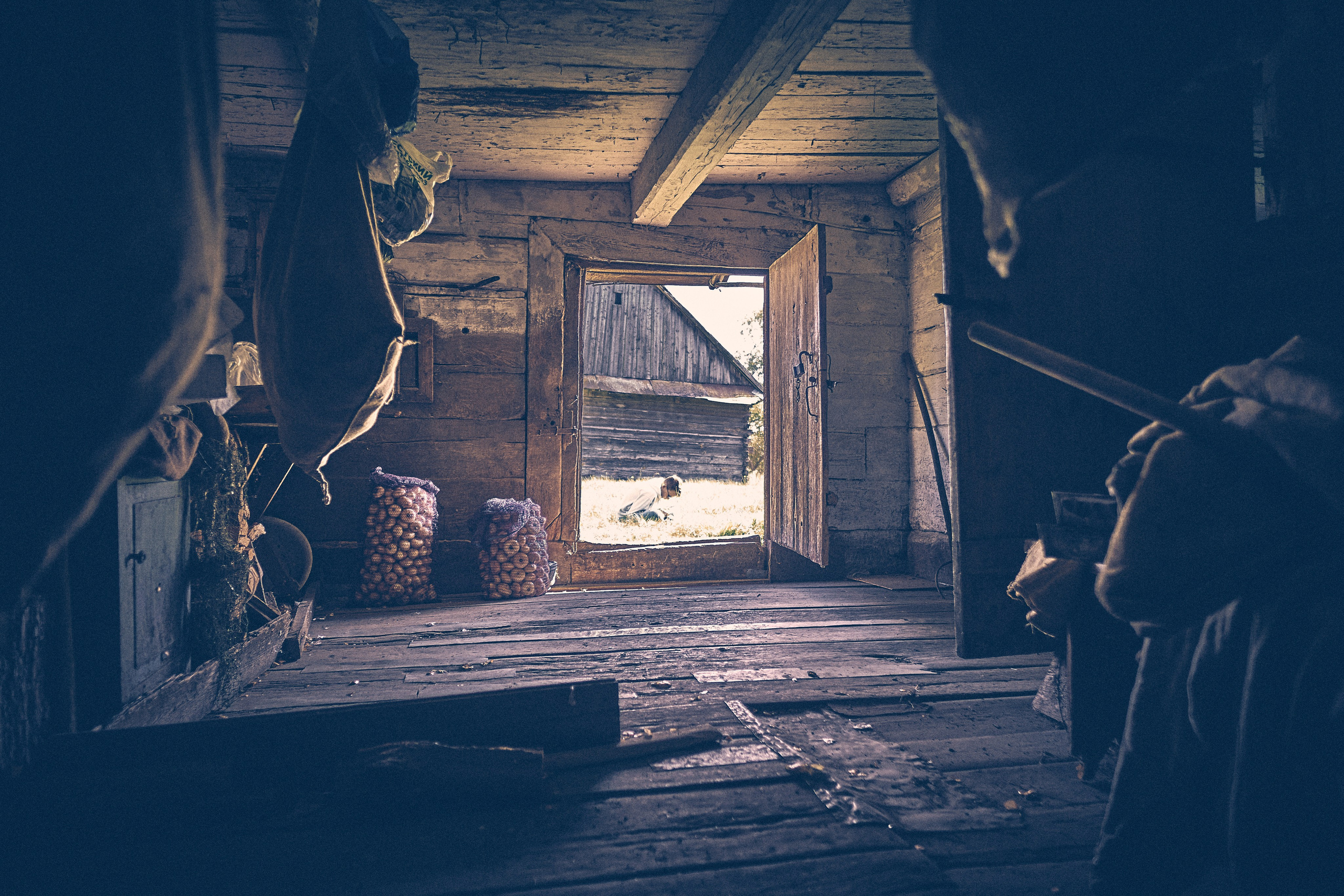 Andriej Szypiłow - Fotograf i Wideograf - Reportaż artystyczny - wizyta rodzinna in the middle of nowhere. Zabita dechami wieś na granicy Białorusi i Polski.