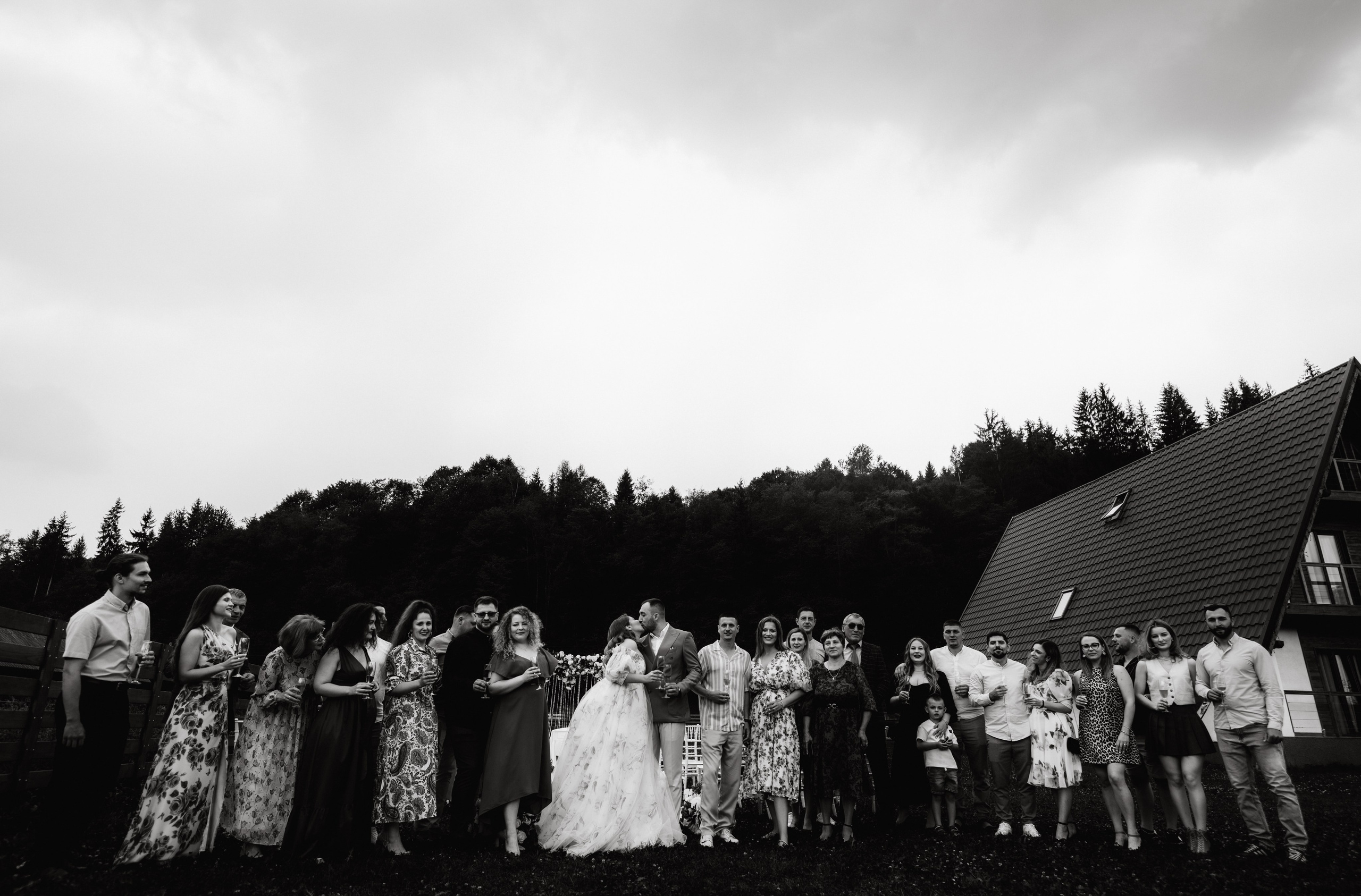 Fotograf profesionist de nuntă. Cu o abordare creativă și tehnici unice, spunem povestea voastră prin imagini pline de iubire și naturalețe. Descoperă arta fotografiei de nuntă . Fotograf Iasi, fotograf de nunta Suceava. Fotografii de nuntă. Pachet fotografii de nuntă. Fotograf Iasi, fotograf Suceava, fotograf Botosani, fotograf Romania. Servicii foto nuntă. Servicii foto-video.