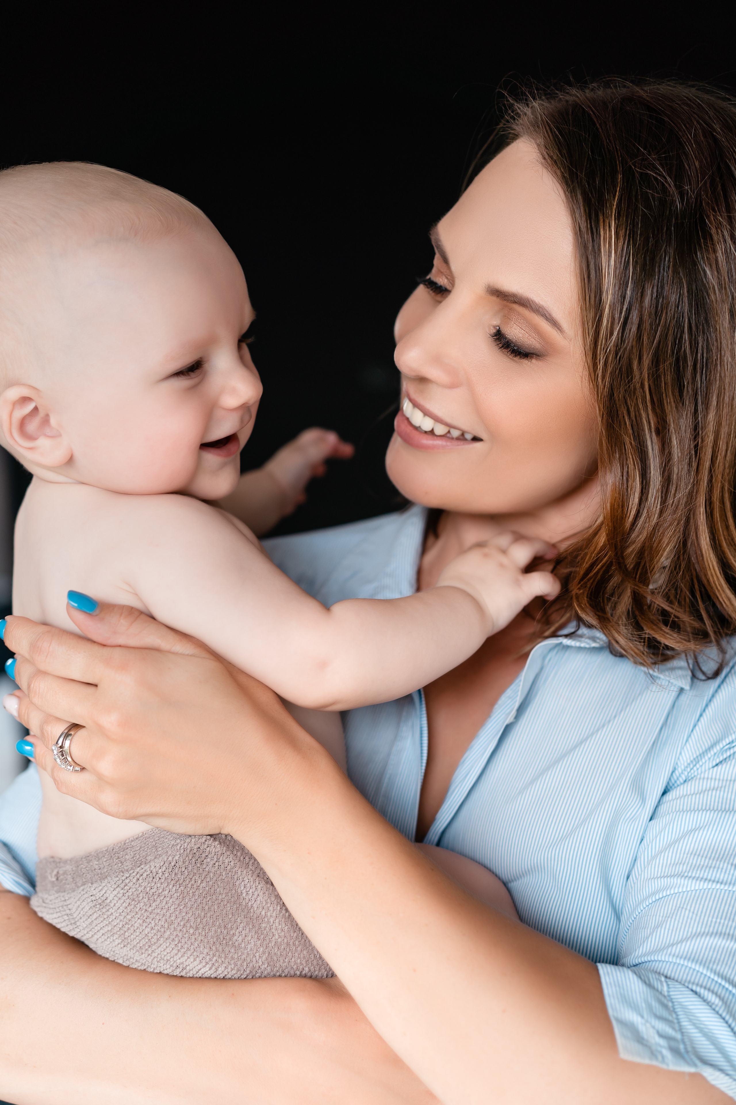 Mother and her baby (at studio). Portrait, Family and Maternity Photographer in Dublin Tania Vaskul