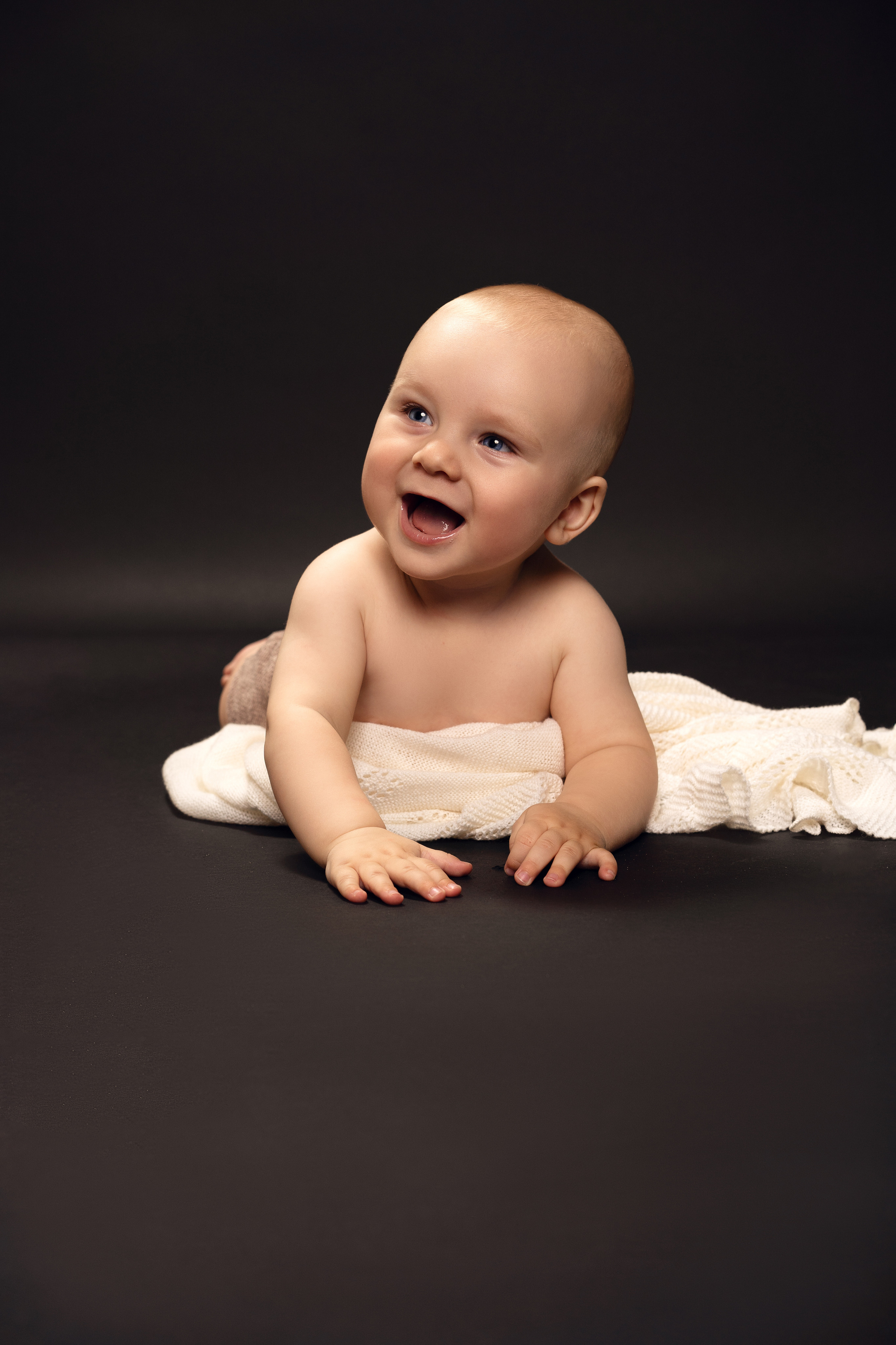 Mother and her baby (at studio). Portrait, Family and Maternity Photographer in Dublin Tania Vaskul