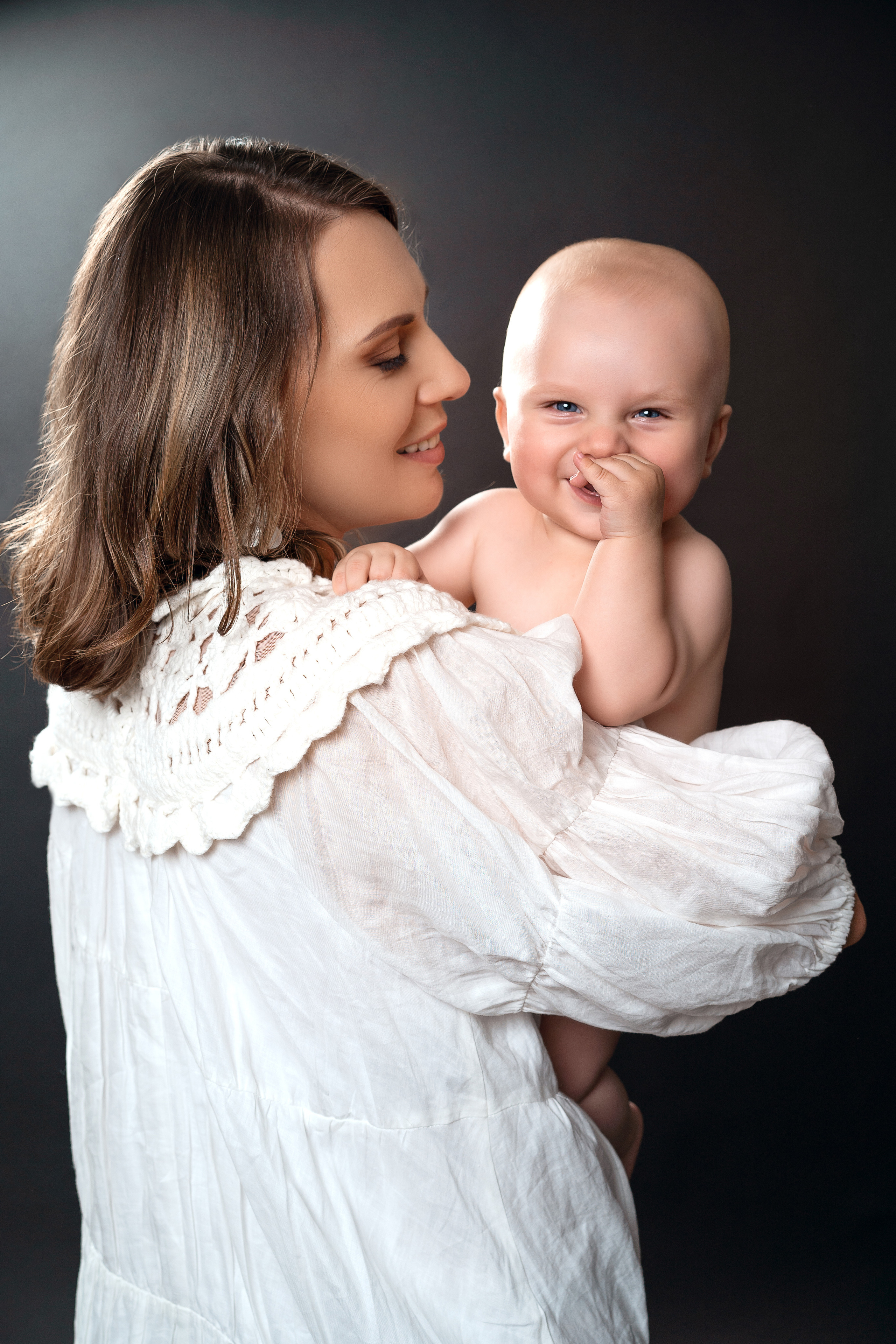 Mother and her baby (at studio). Portrait, Family and Maternity Photographer in Dublin Tania Vaskul