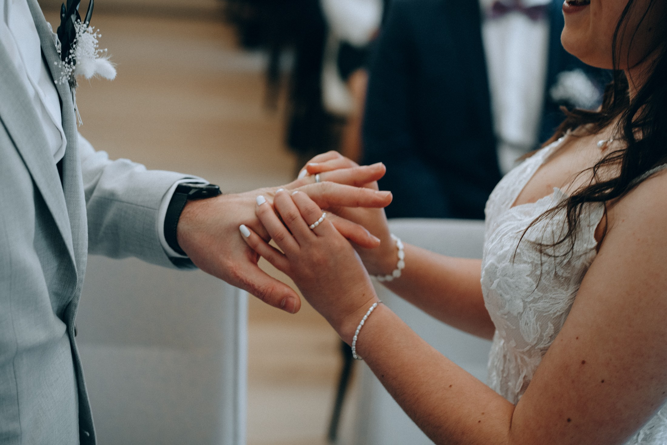 Свадебная съемка в Дрездене — жених надевает кольцо невесте