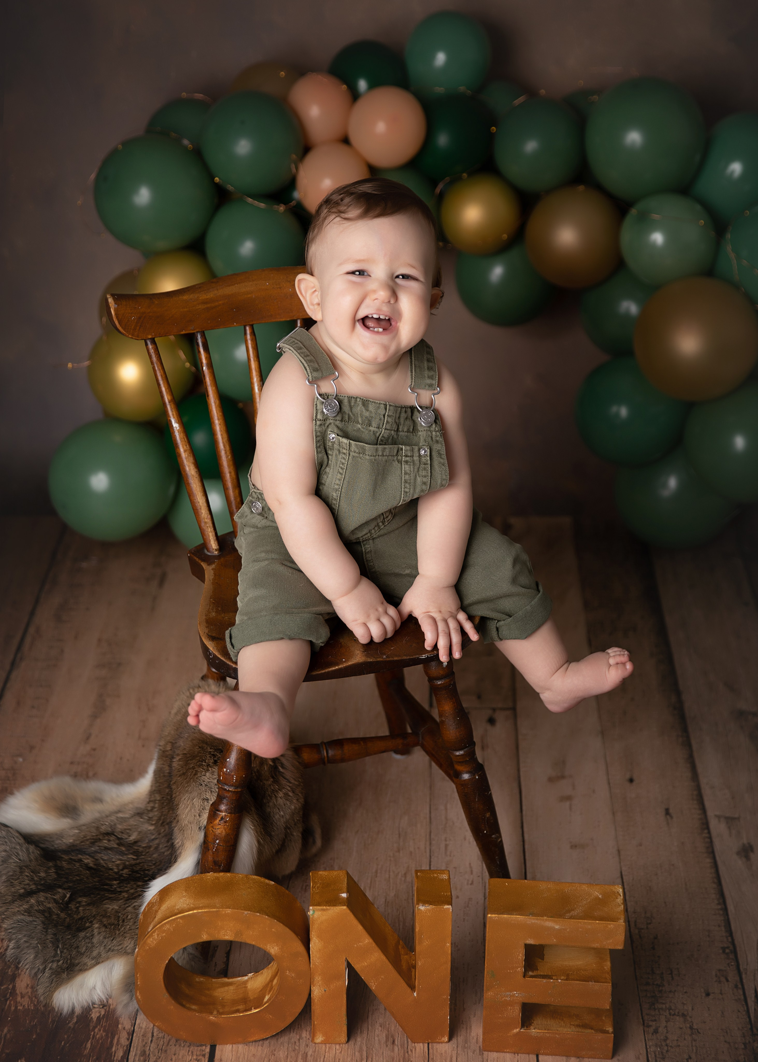 En personlig fotografering för ditt barns första födelsedag, där varje skratt och leende fångas i en minnesvärd bild.