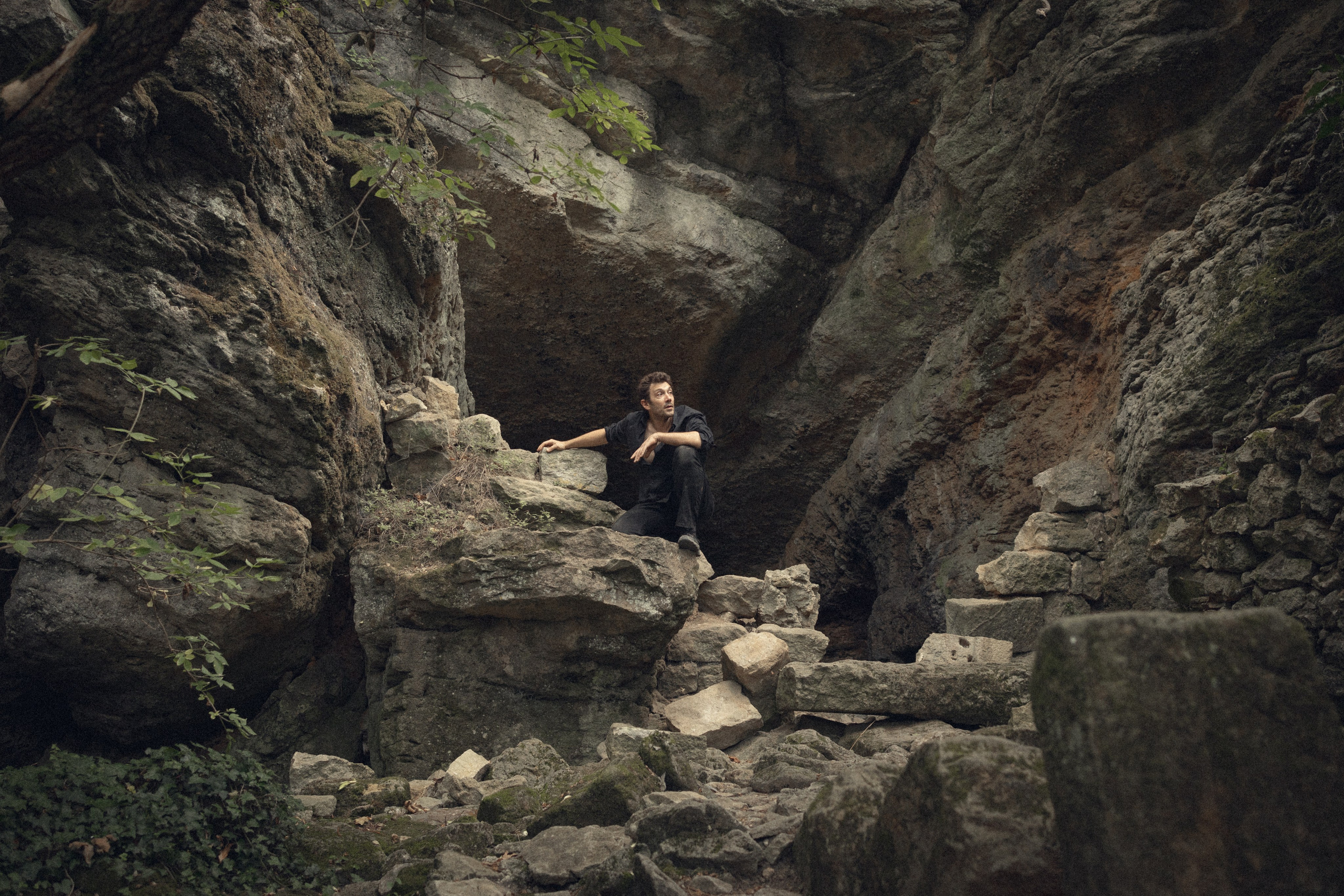 Portrait du portfolio d’un acteur Avignon Provence France. Histoires d’amour, séances photos de famille et de mariage en France