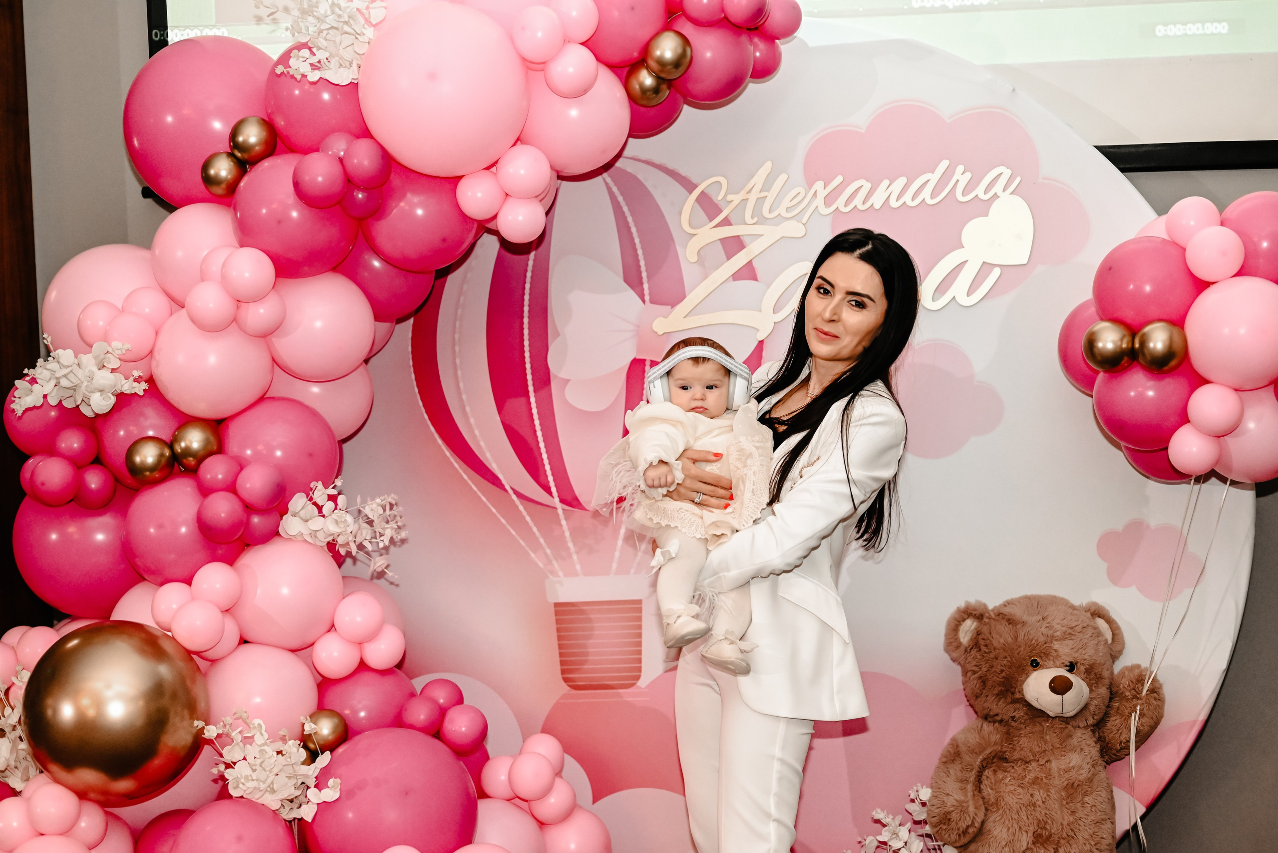 Photo-corner, mama ține copilul în brațe – fotografie de botez Ana Maria Drăgan