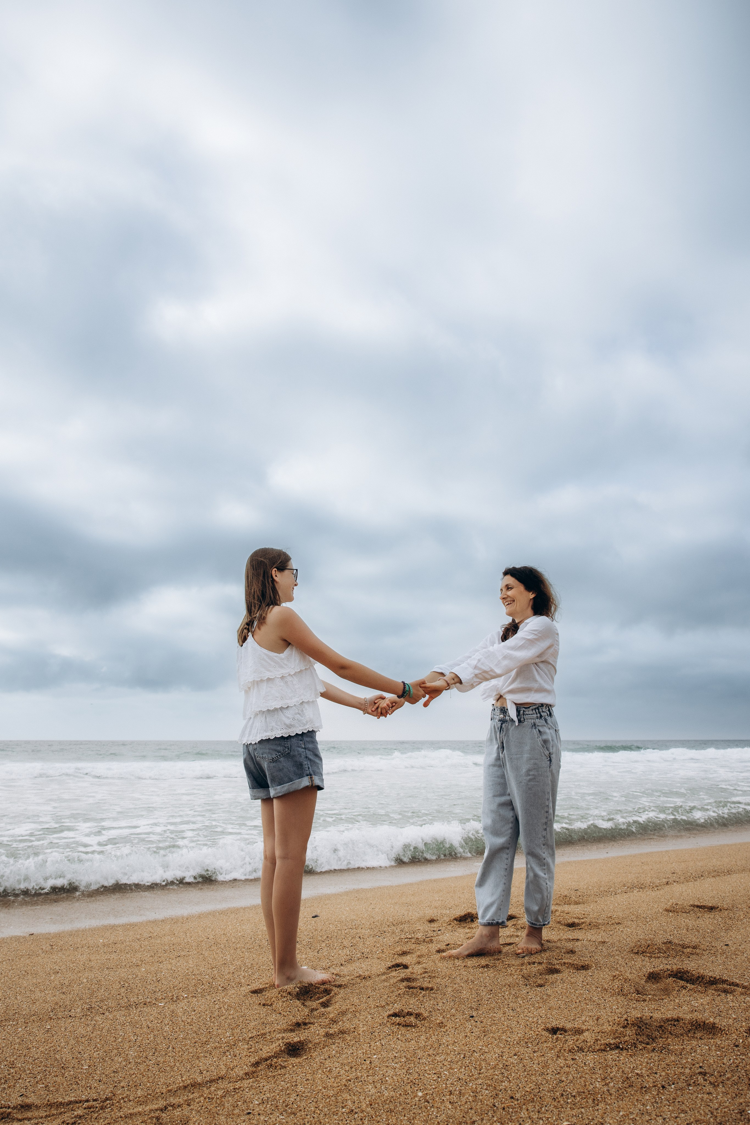 Family photoshoot by the ocean. Labenne Ocean Beach 2024. Eugenie Smirnova — wedding, corporate and lifestyle photographer in Toulouse and Southwest France