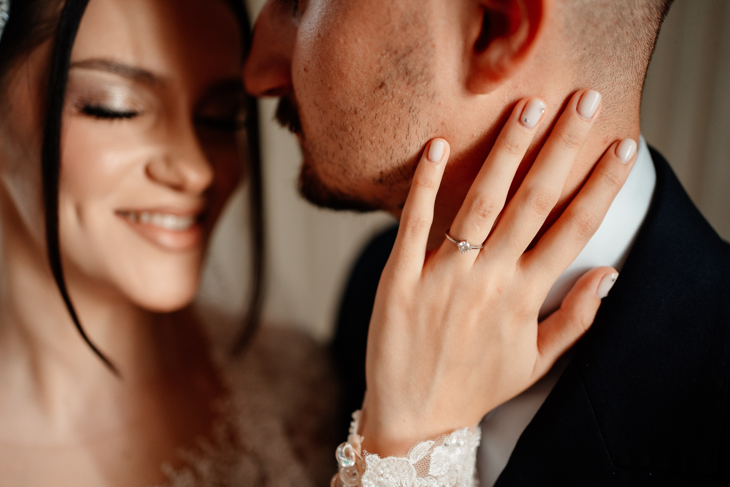 Moment emoționant între miri în ziua nunții, surprins într-un cadru natural și romantic, la Reina Events. Fotografie de nuntă profesională, editată artistic pentru a evidenția emoția și eleganța evenimentului.