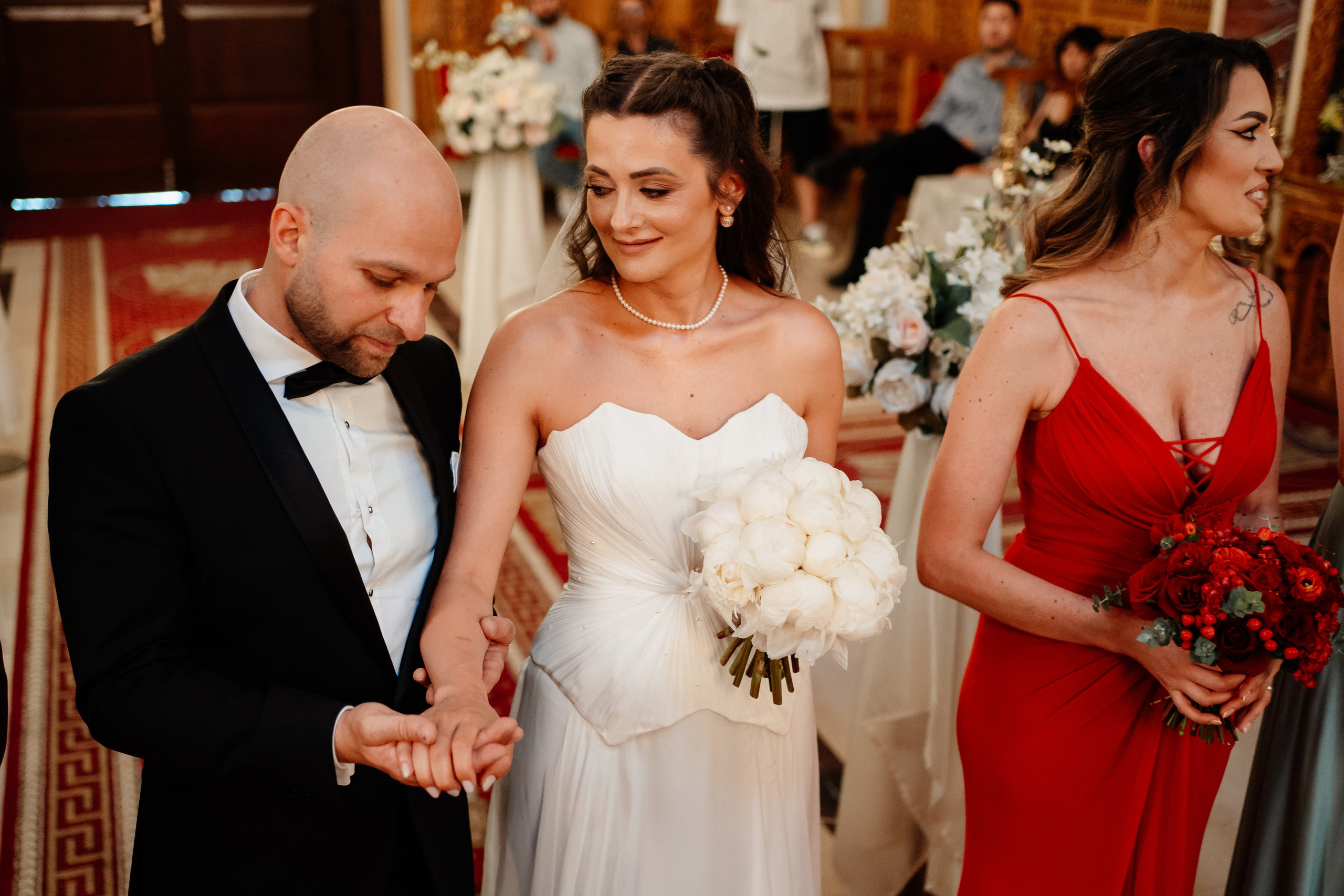 Moment emoționant între miri în ziua nunții, surprins într-un cadru natural și romantic, la Bokka Buftea. Fotografie de nuntă profesională, editată artistic pentru a evidenția emoția și eleganța evenimentului.