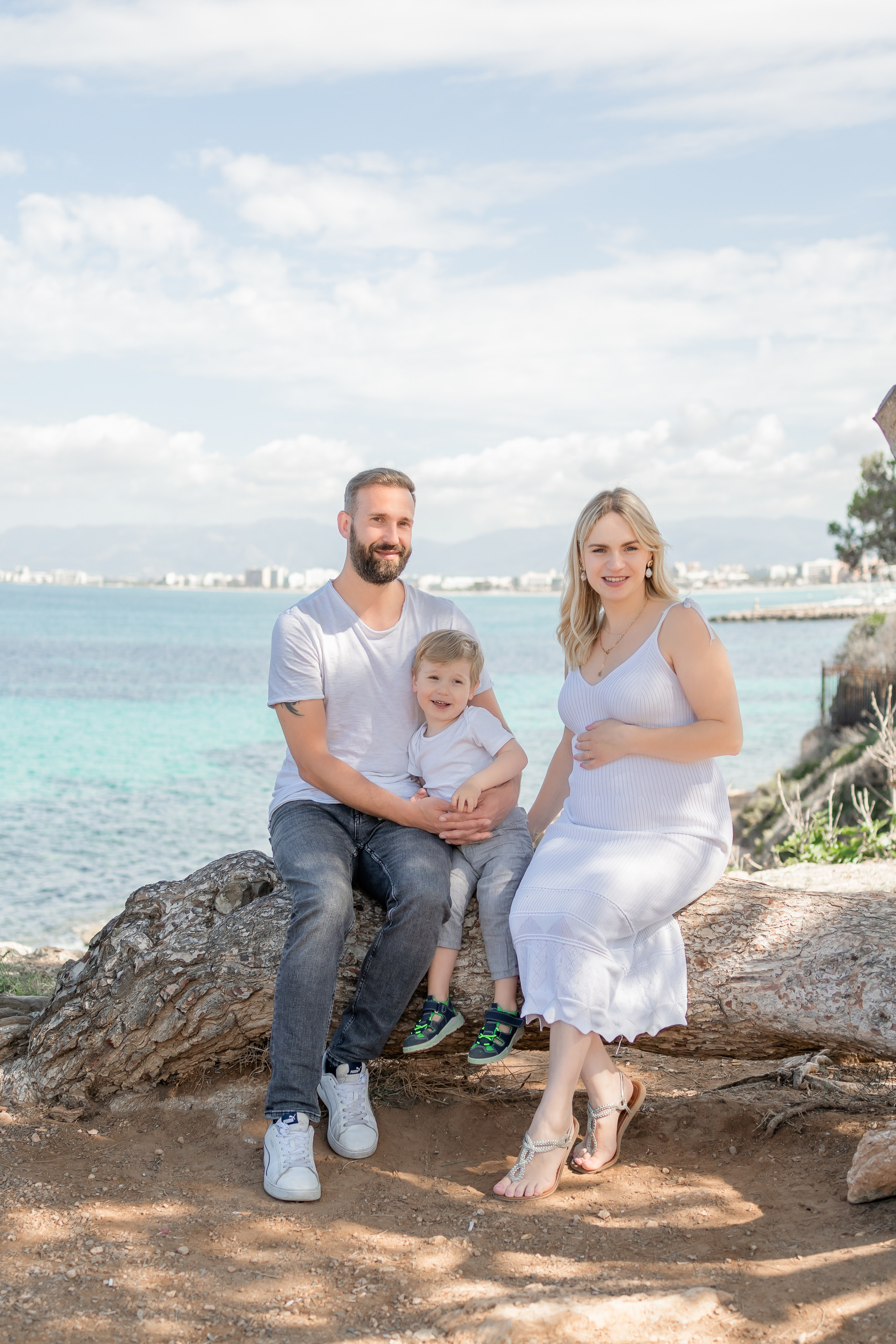Babybauch-Shooting am Meer auf Mallorca mit Familie. Deine Fotografin auf Mallorca für Familien und Business
