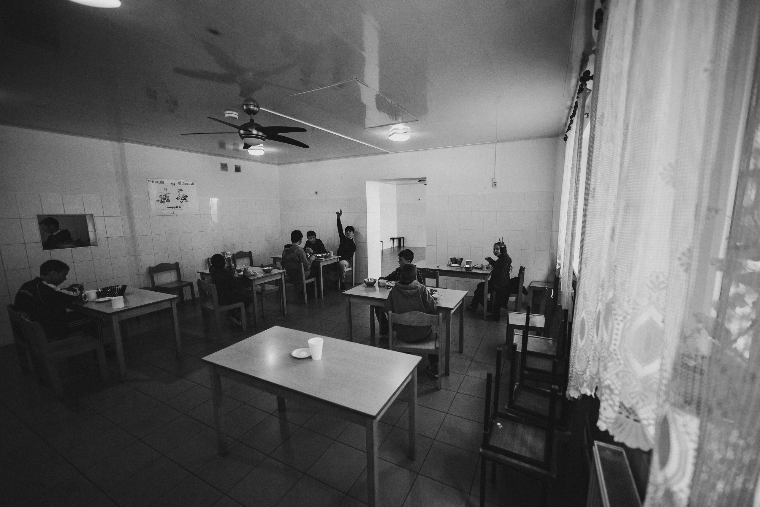  социальная фотография Детский дом дети мальчики девочки обедают в столовой