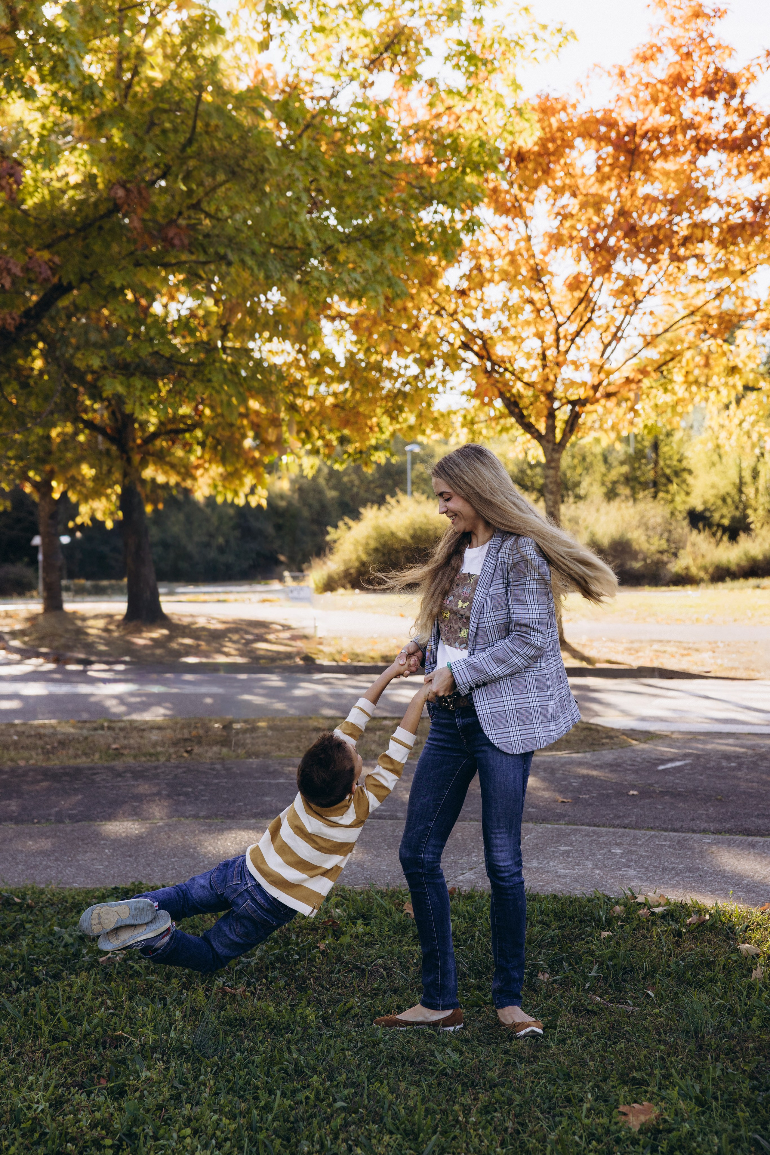 Autumn mother-son family photoshoot in Toulouse. Eugenie Smirnova — wedding, corporate and lifestyle photographer in Toulouse and Southwest France