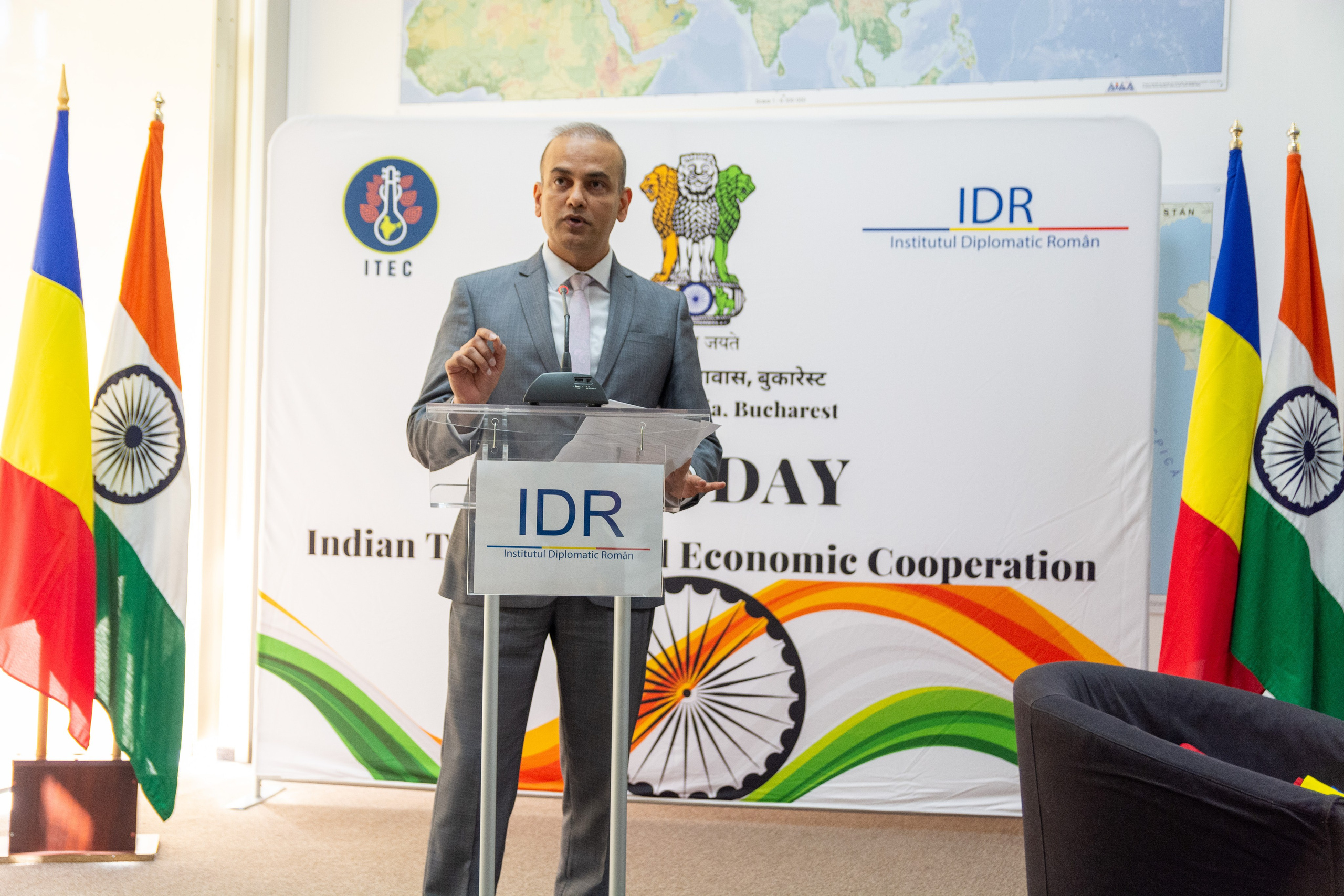 Corporate photographer, business photo session, corporate photographer price, Professional Services for Business Events, Business portraits, photos for events organized by companies, product photography, Bucharest business photos, Bucharest professional photos, Professional portrait photos, embassy events, product launch , fashion photography, fashion photography, workshops