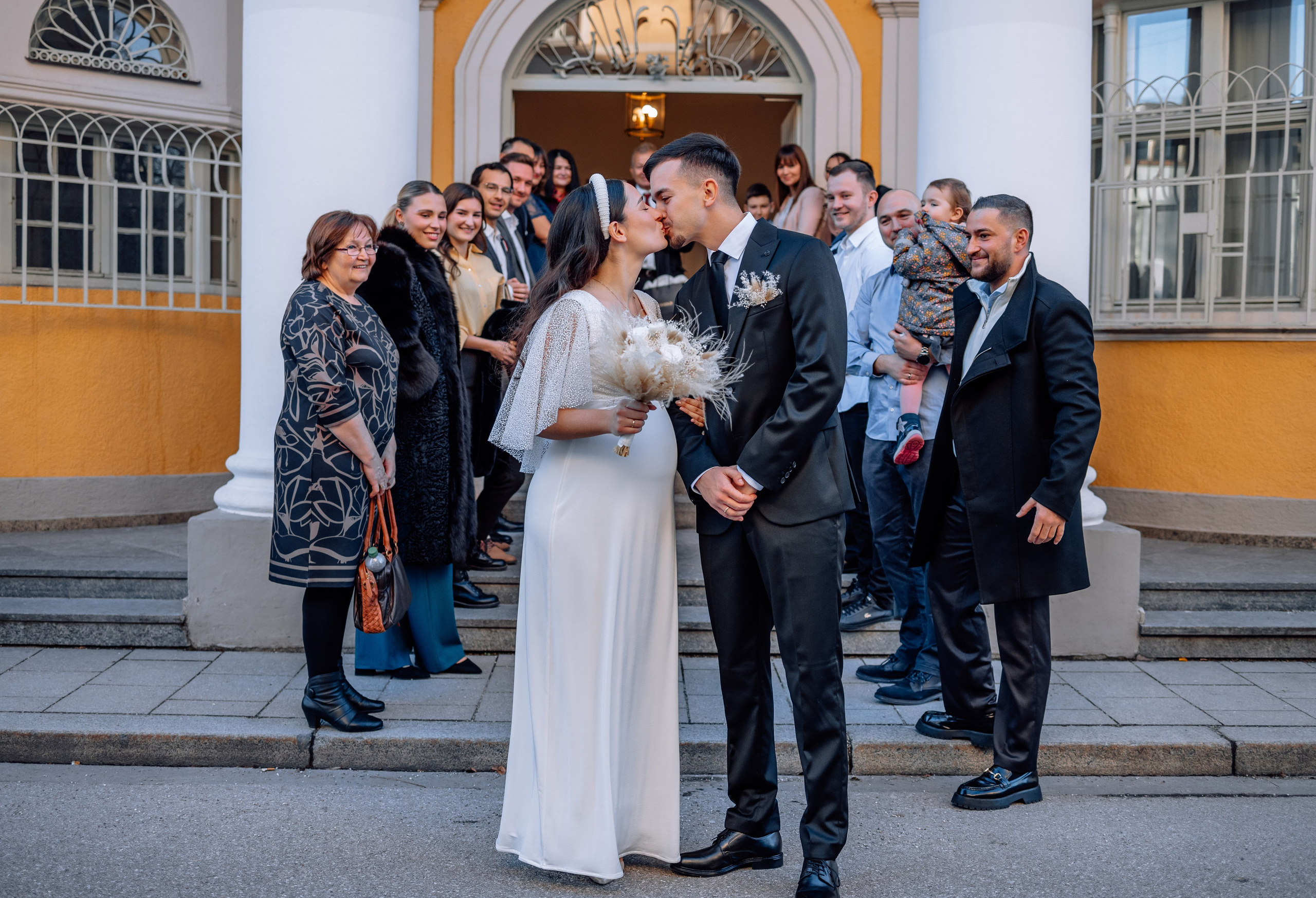 Braut und Bräutigam verlassen Standesamt – glückliche Momente Mandlstraße 14