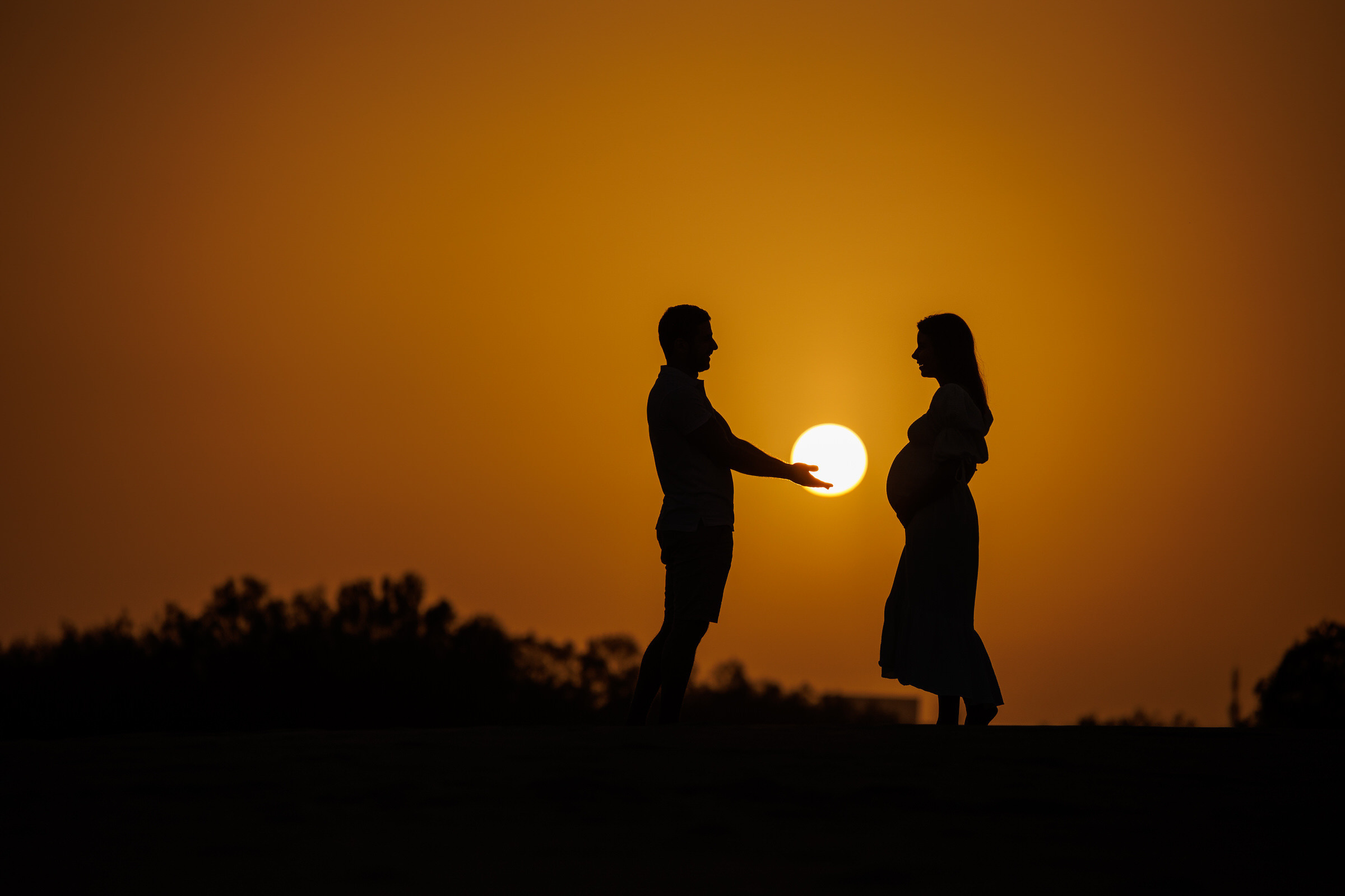 A couple standing on a sand dune was captured by Dunas Maspalomas Photographer during a photo shoot.